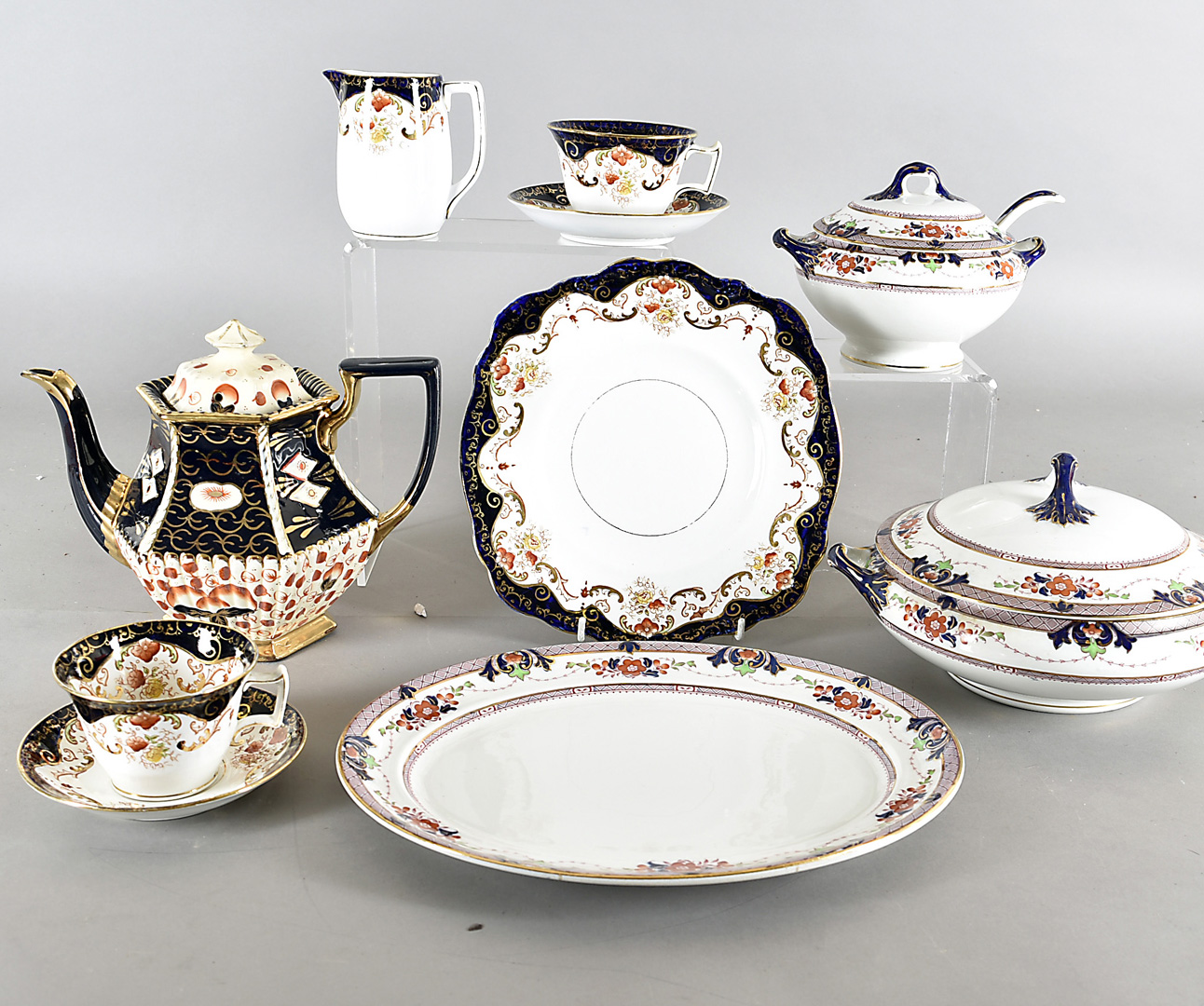 An Edwardian Whieldon Ware Norwood pattern part dinner service, comprising dinner plates, lunch