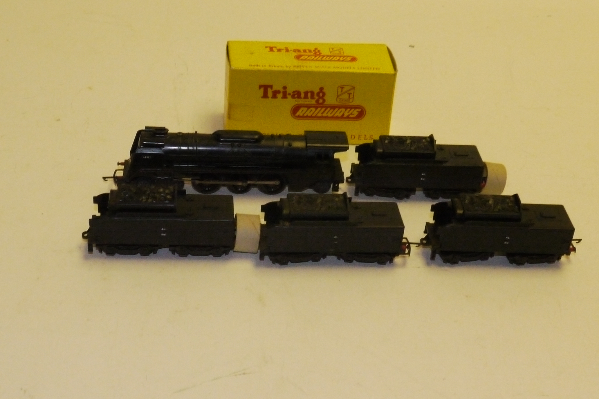 Tri-ang TT Gauge unboxed T591 French Pacific black 4-6-2 Locomotive and tender, together with four