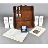 A set of Franklin Mint Fine American pewter bicentennial spoons, in boxes with spoon rack and a 1981