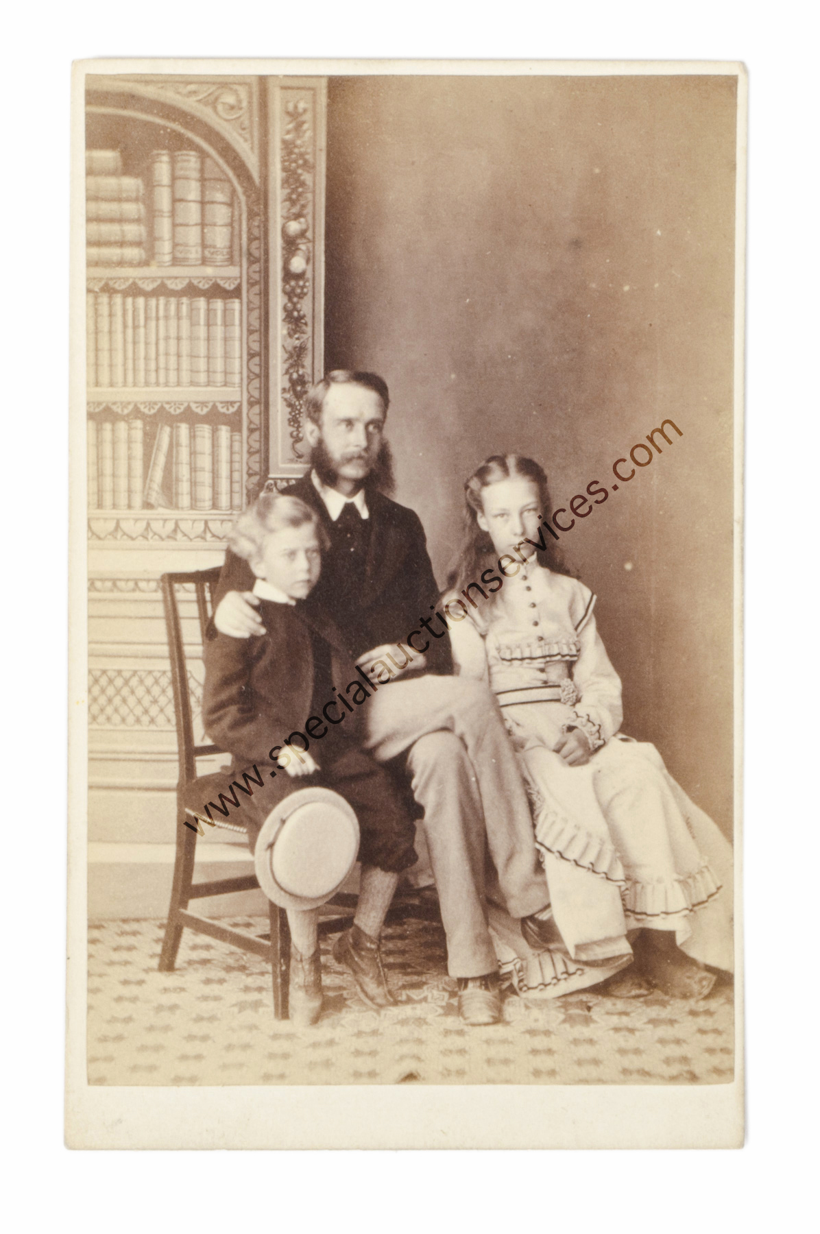 Cartes de Visite Portraits - Children and Relations, mainly UK photographers, children with parents, - Image 2 of 3