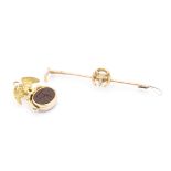 An Edwardian 15ct gold riding crop bar brooch, with horseshoe and fox mask, 3.5g, together with a