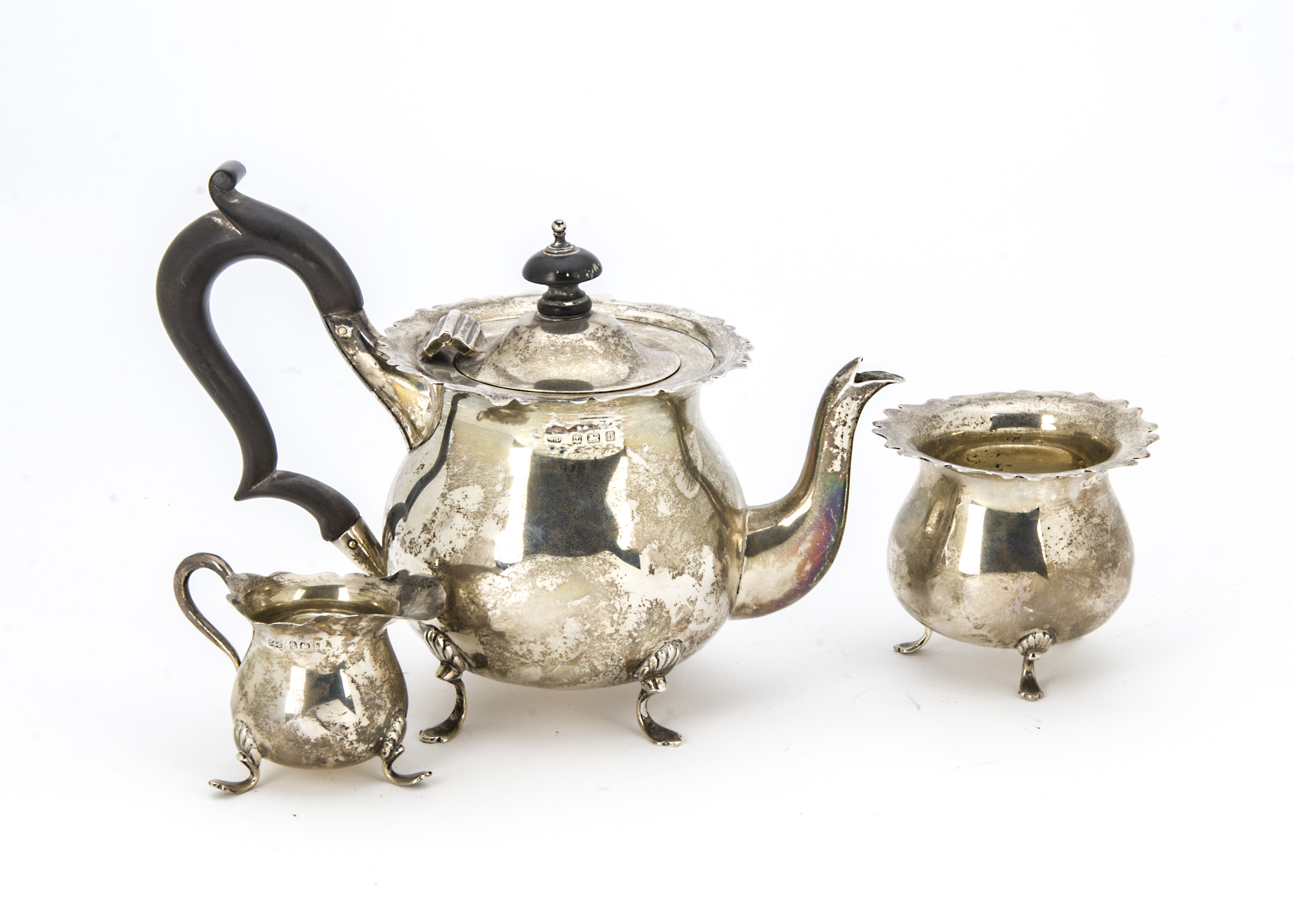 An Edwardian silver bachelor's three piece tea set, having piecrust rim, 10.2 ozt (3)