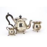 An Edwardian silver bachelor's three piece tea set, having piecrust rim, 10.2 ozt (3)