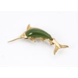 A 9ct gold and nephrite Marlin fish shaped brooch, 5g