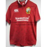 RUGBY British Lions Rugby Union shirt signed by the complete 2017 touring party to New Zealand.