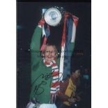 MANCHESTER UTD Twenty five photos, all measuring 12” x 8” and all signed including fine examples