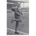 DI STEFANO Postcard 6" x 4" of Alfredo Di Stefano training and signed by him in black biro, circa