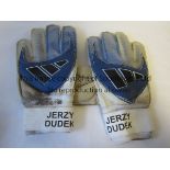 JERZY DUDEK / LIVERPOOL / GLOVES A pair of Jerzy Dudek goalkeeper gloves worn in the home match v.