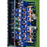 ADRIAN HEATH 1989 Col 12 x 8 photo, showing an image showing Everton players & coaching staff posing