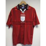 ALAN SHEARER / ENGLAND / AUTOGRAPH A red England shirt signed by Shearer. Includes a Certificate