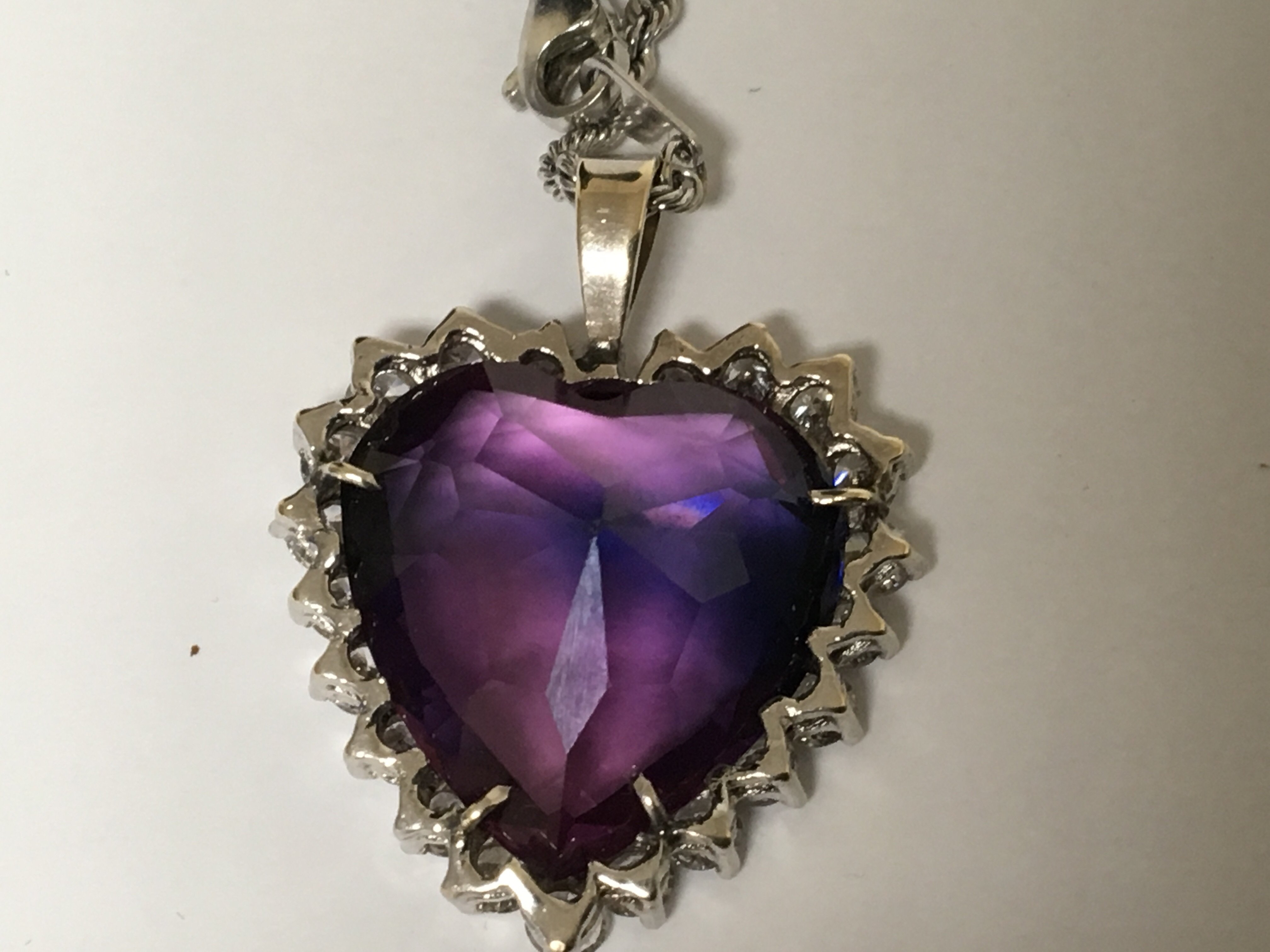 A Quality diamond set heart shaped pendent with an - Image 4 of 5