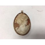 A 9ct gold cameo pendant.