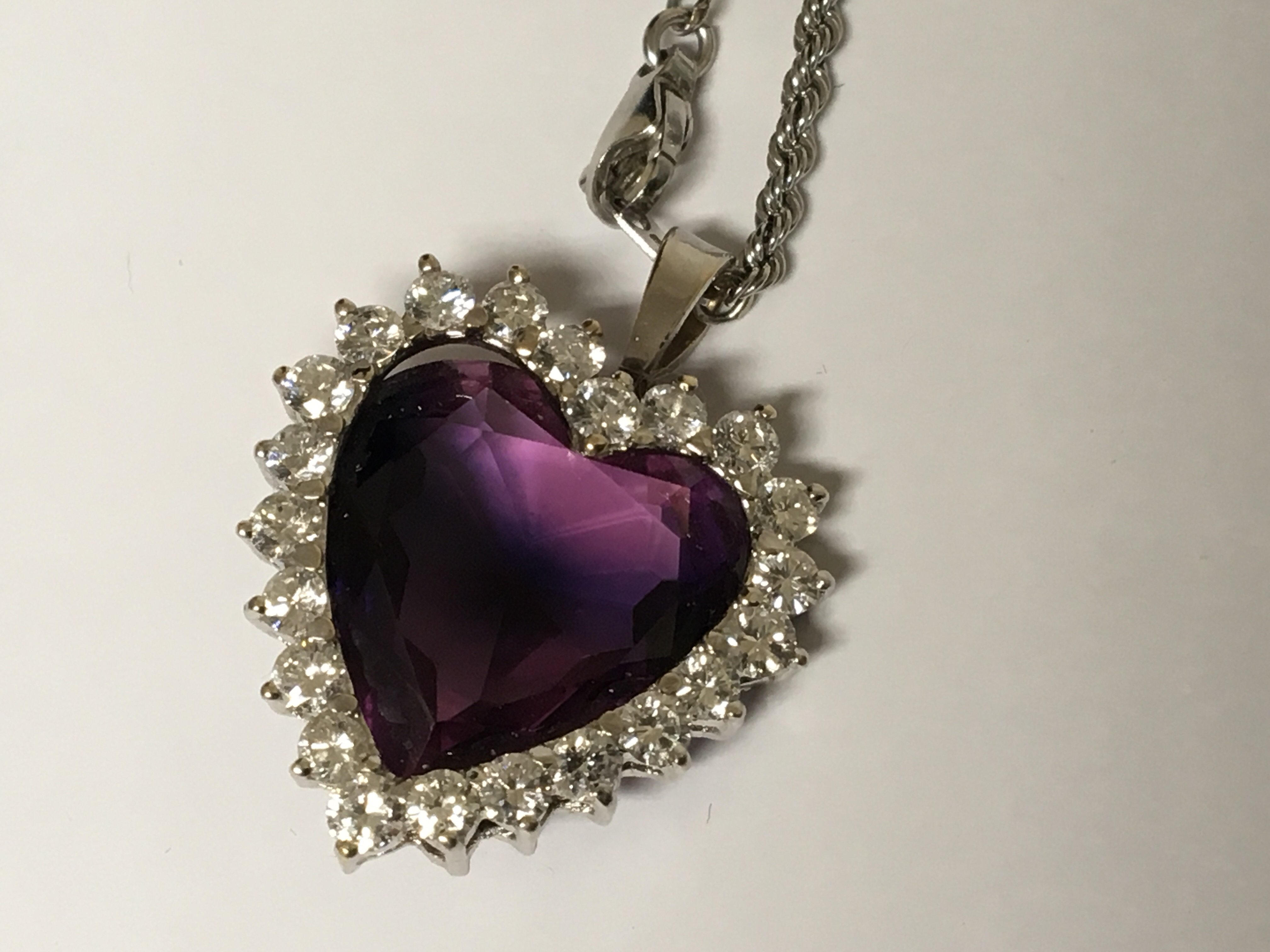 A Quality diamond set heart shaped pendent with an - Image 3 of 5