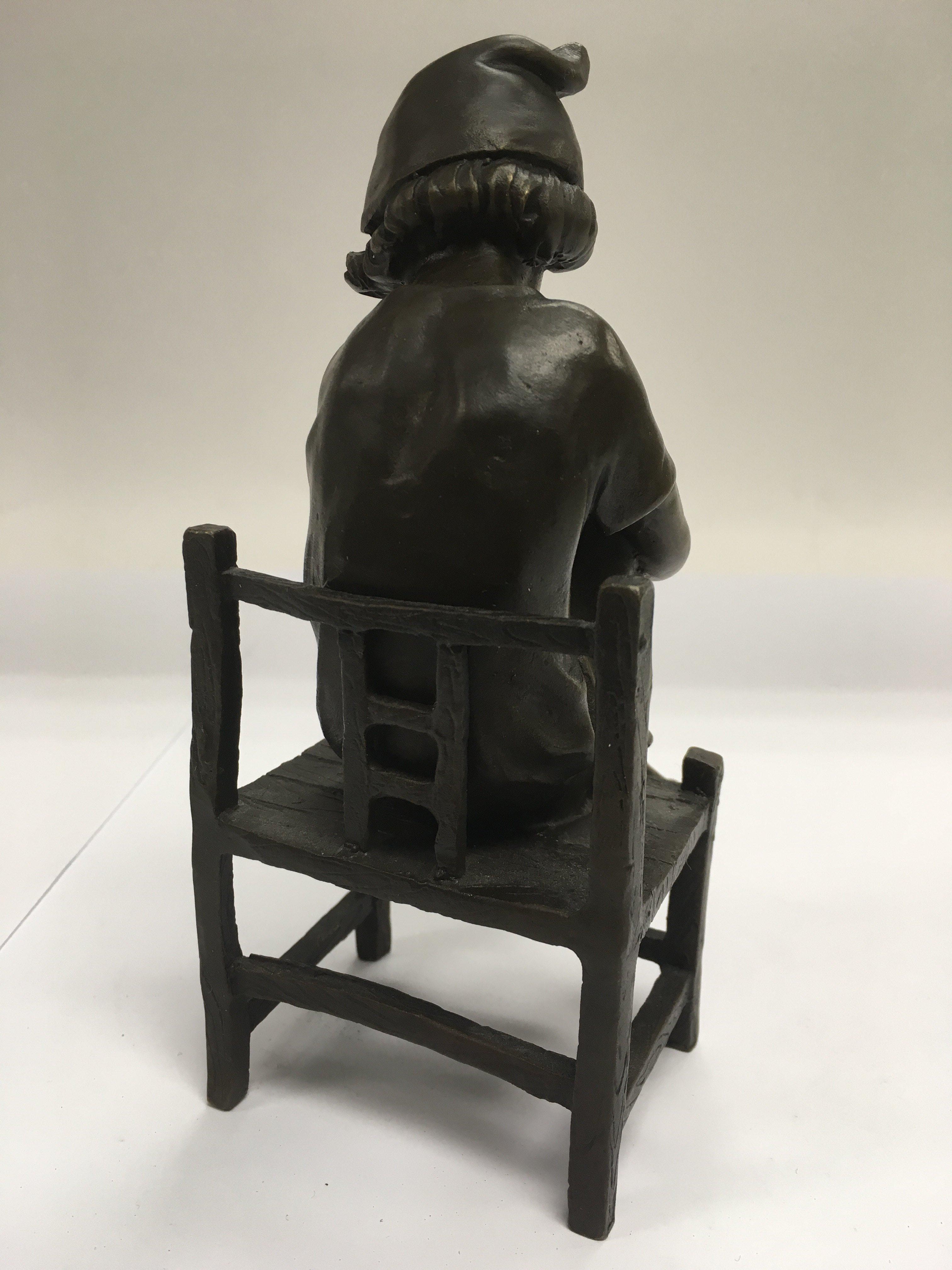 A small French bronze of a child seated on a chair - Bild 2 aus 2