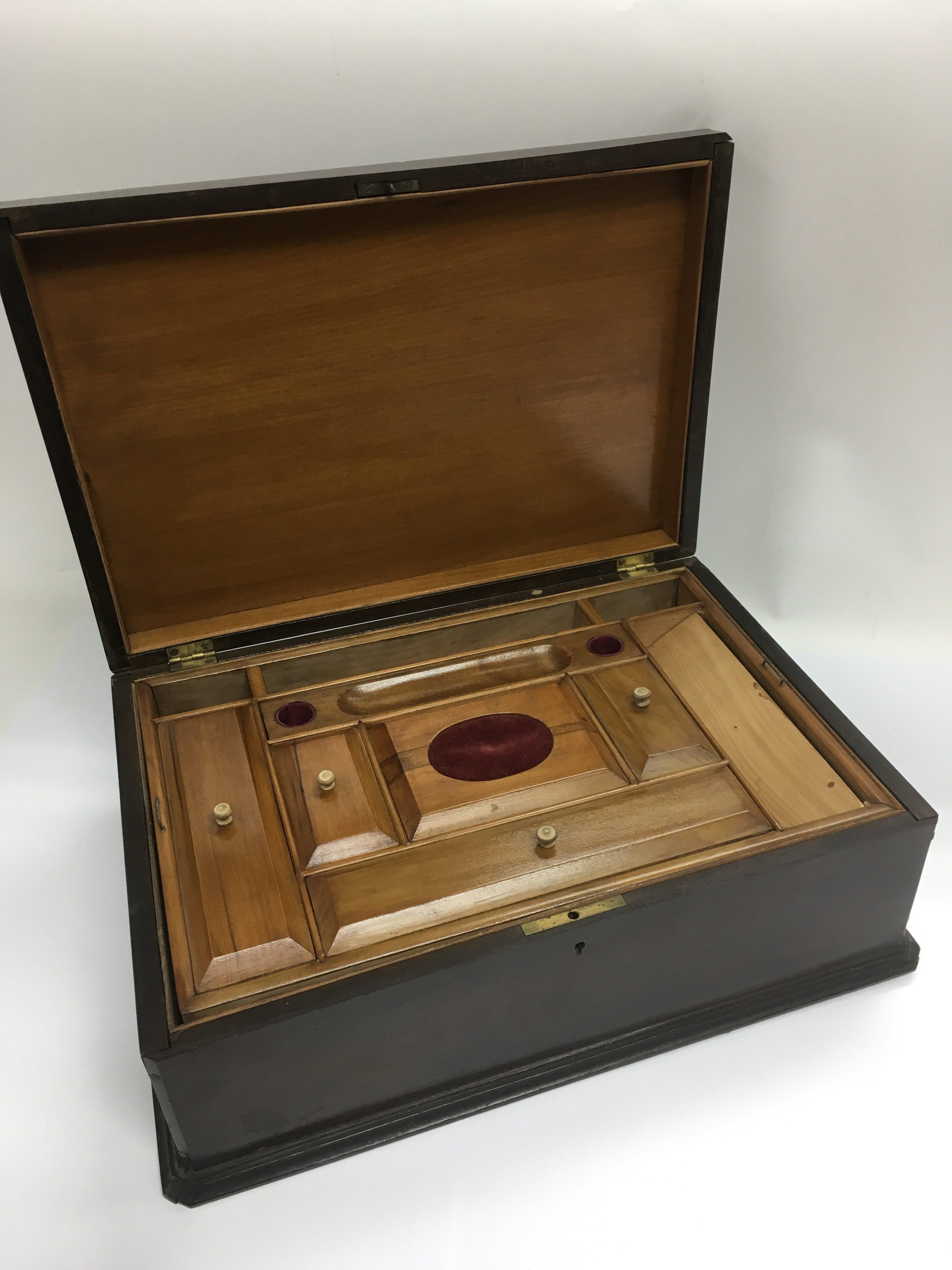 A marquetry sewing box with a fitted interior, app - Bild 2 aus 2