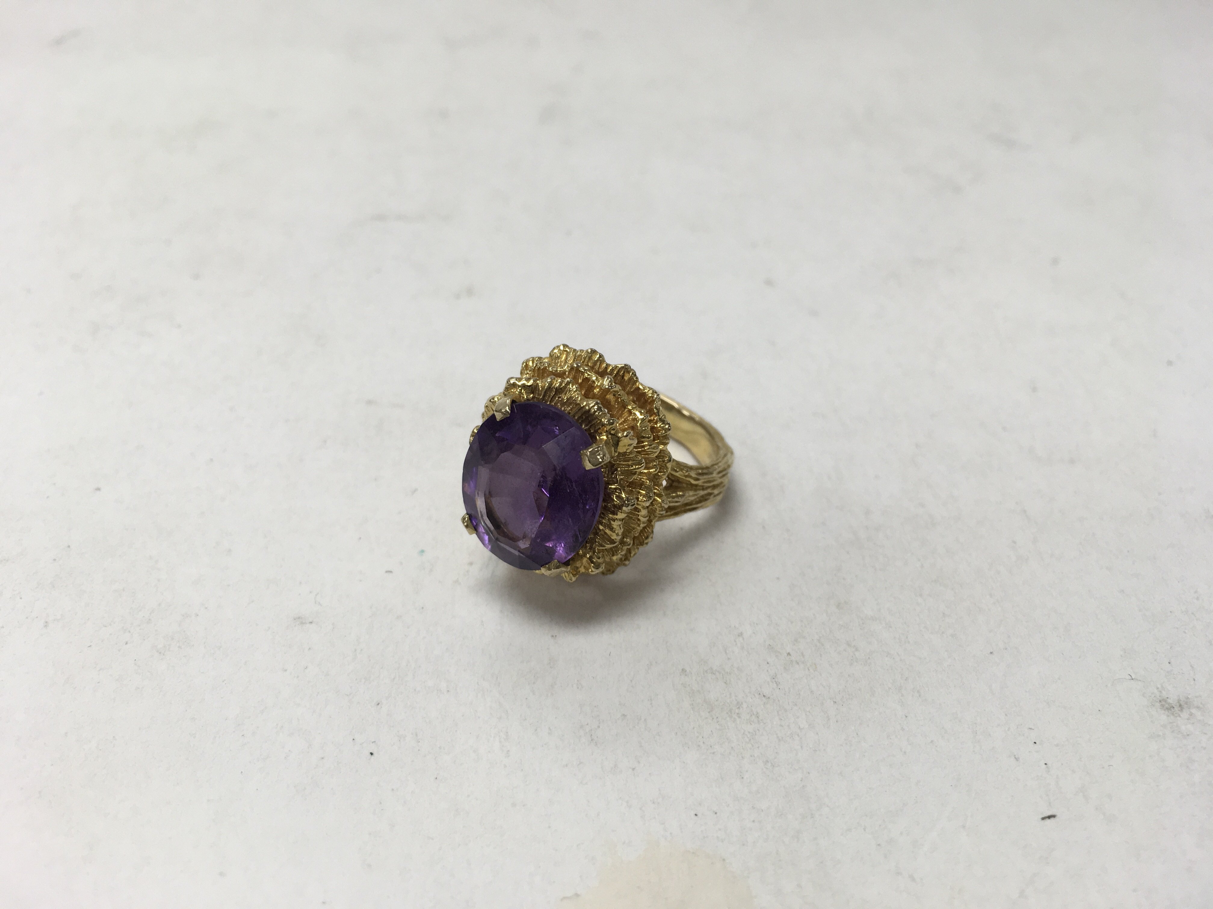 A 9ct gold amethyst ring. Weight approx 10.1g, siz