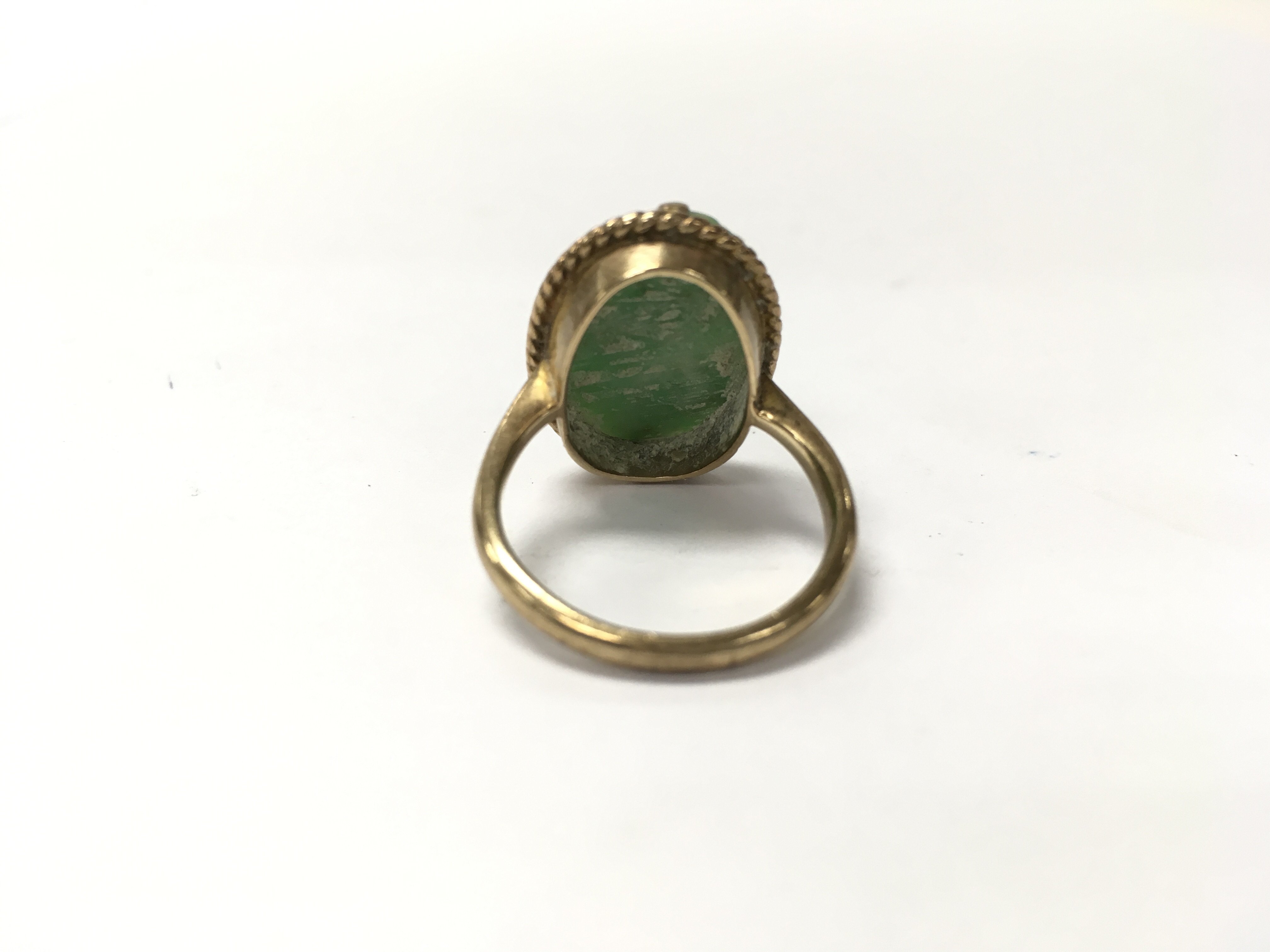 A 9ct gold ring set with jade. Weight approx 4.85g - Bild 2 aus 2