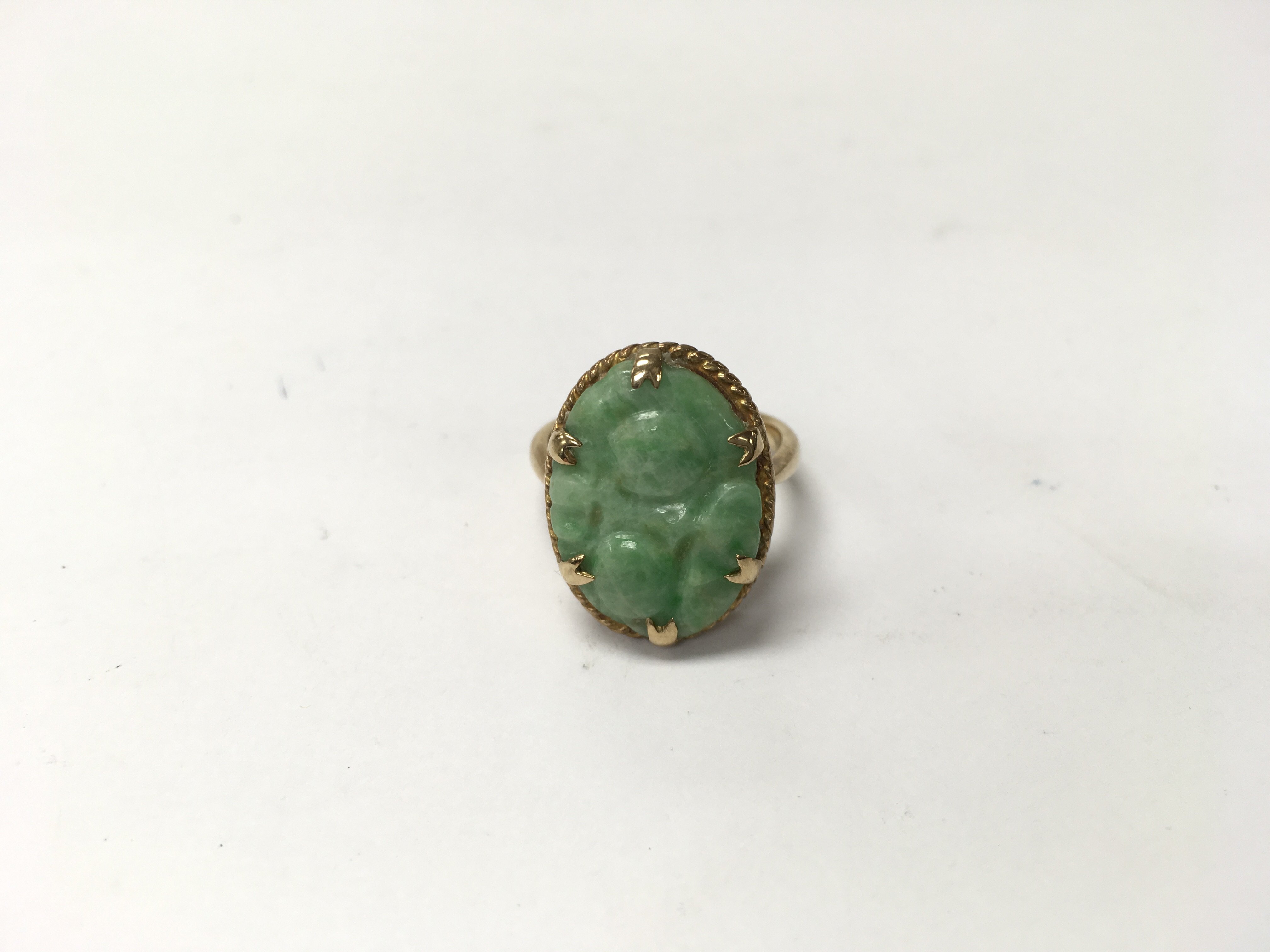 A 9ct gold ring set with jade. Weight approx 4.85g