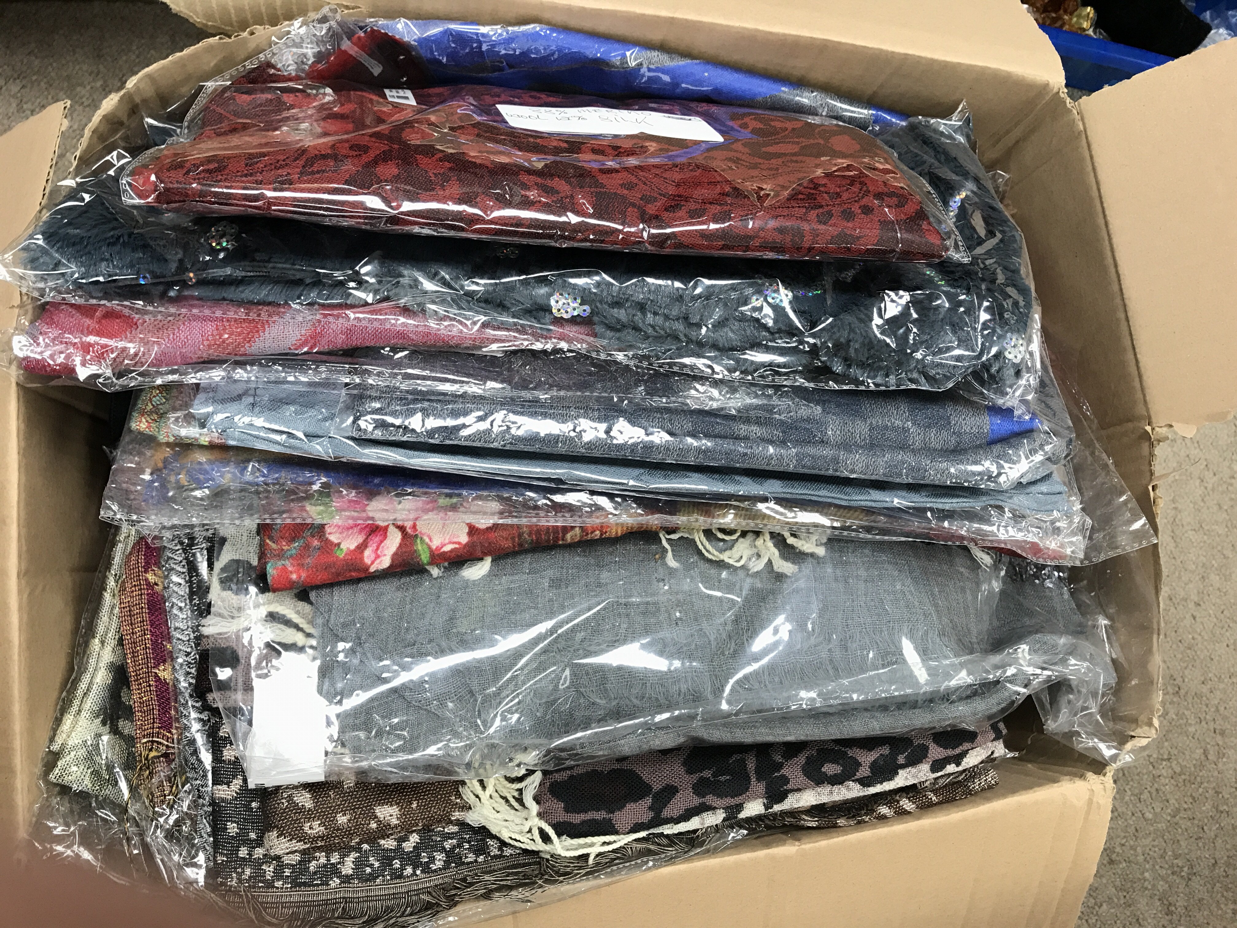 A large collection of unopened pashminas and 3 var - Bild 2 aus 2