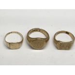 Three 9ct gold gent's signet rings, a/f.Approx wei