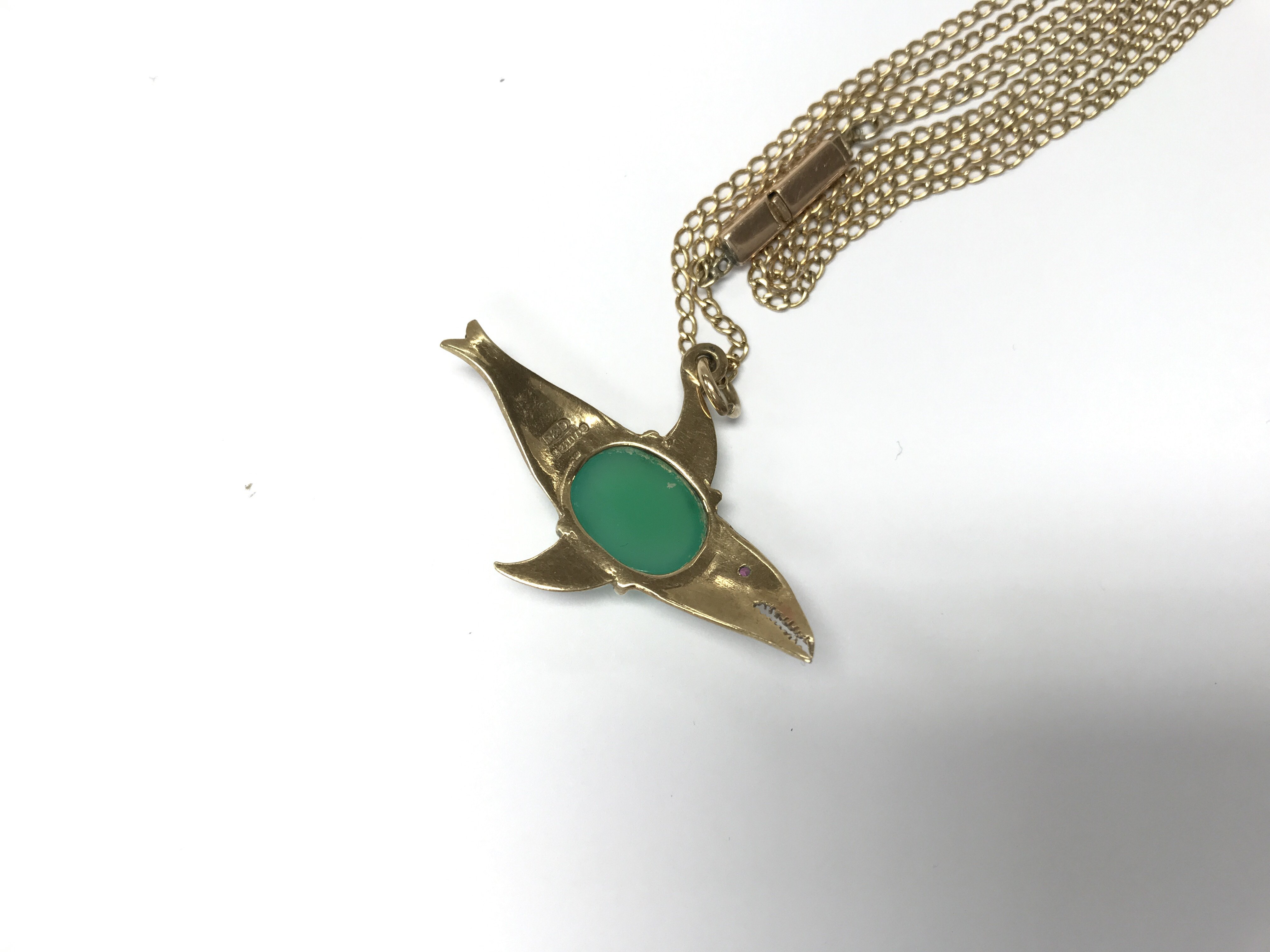 A 9ct gold whale pendant with green coloured stone - Bild 2 aus 2