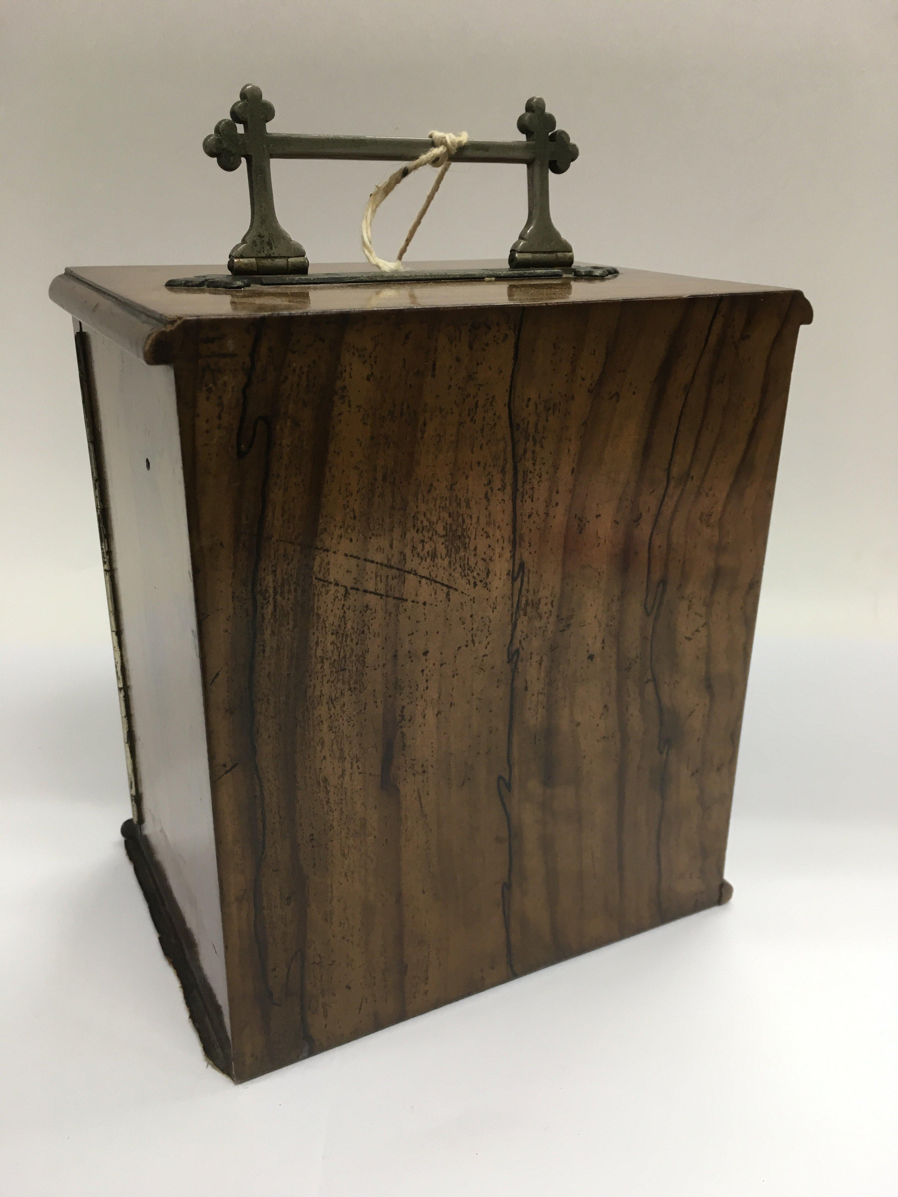 A walnut safe box, approx 16cm x 23cm x 12cm. - Bild 2 aus 2