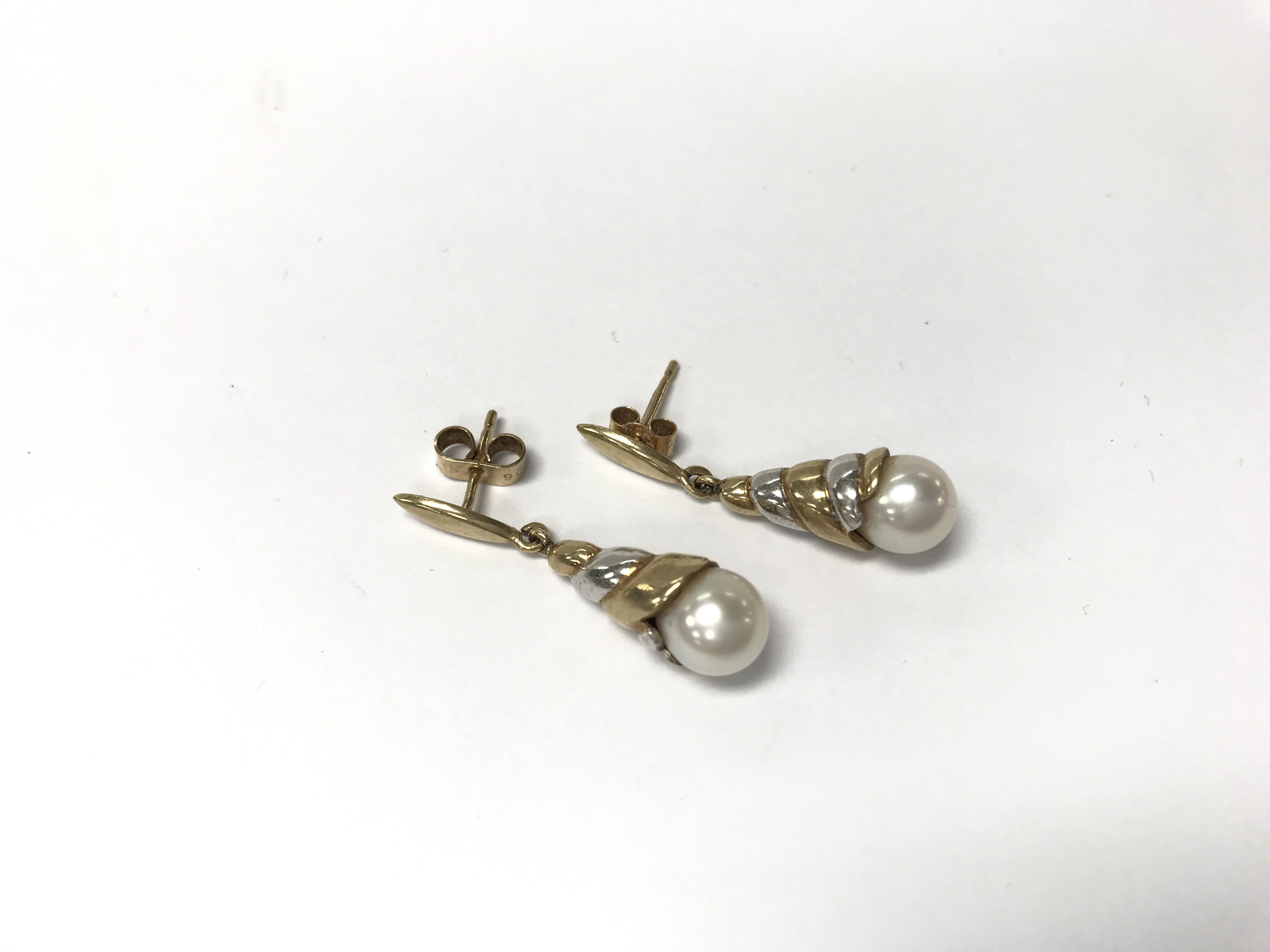 A pair of Mikimoto two tone 9ct gold and pearl ear - Bild 2 aus 2