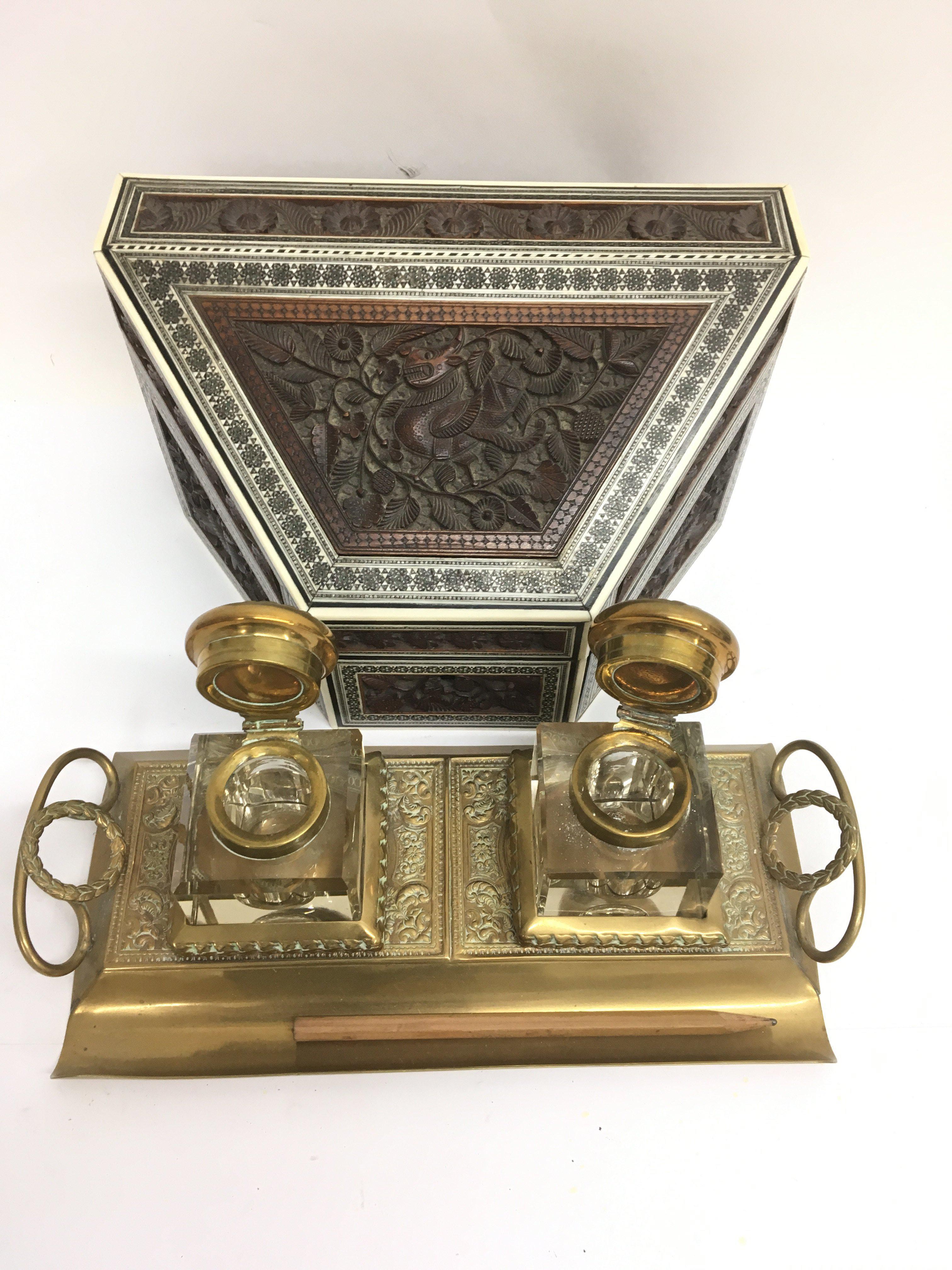 A brass double bottle ink well and a carved inlaid Sandwell stationary box. - Bild 2 aus 2