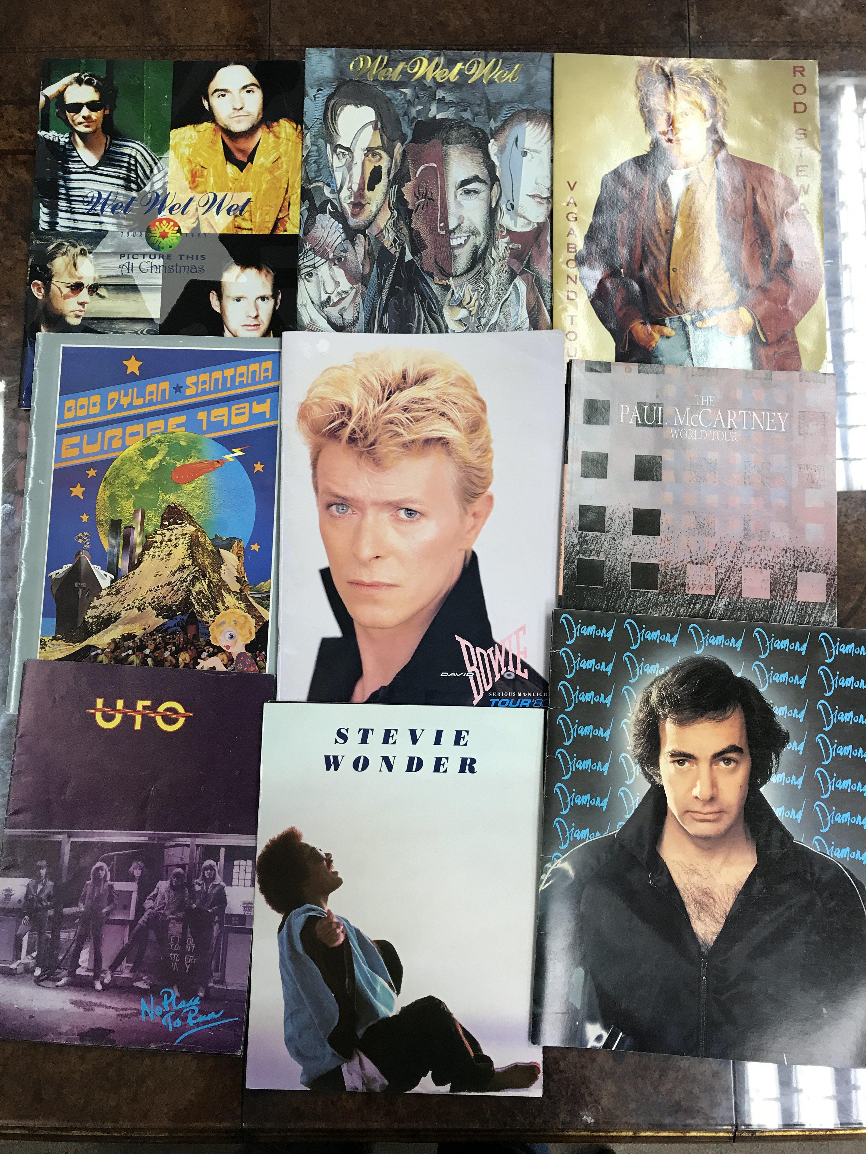 A collection of official tour programmes for artis - Image 2 of 5