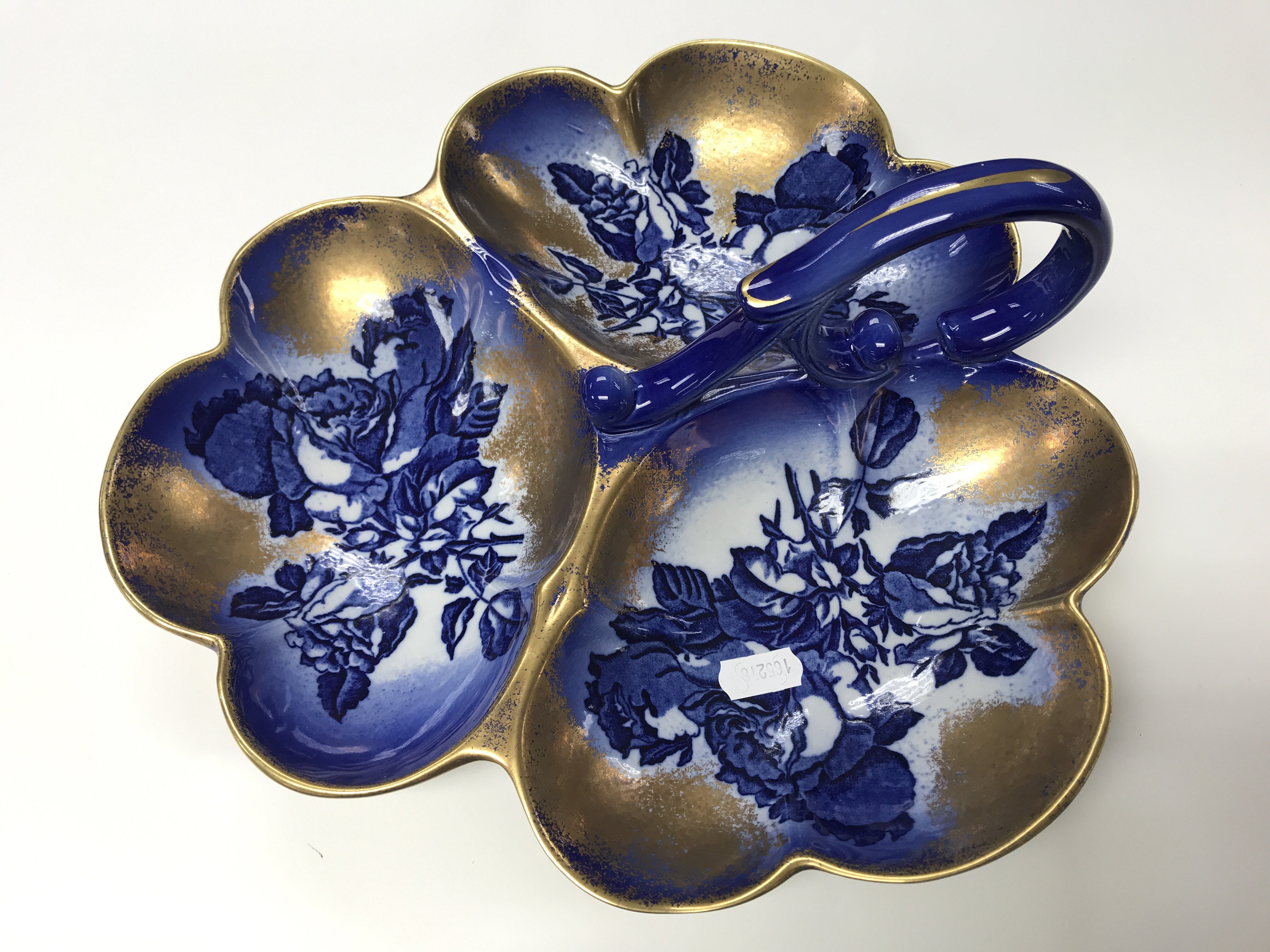 An Imari dish together with a blue and white dish. - Image 3 of 4