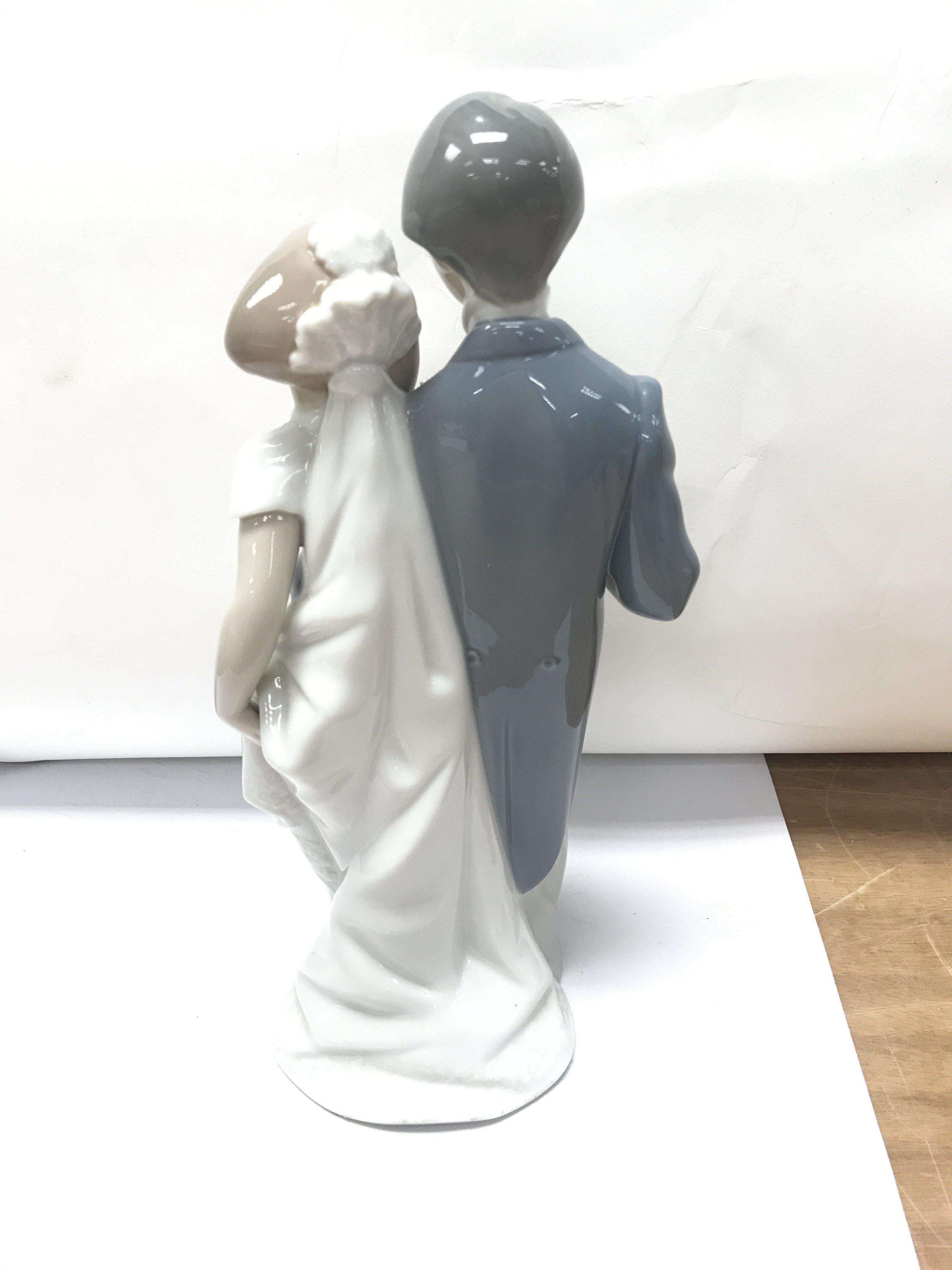 A boxed Lladro figure of a bride and groom - Image 2 of 2