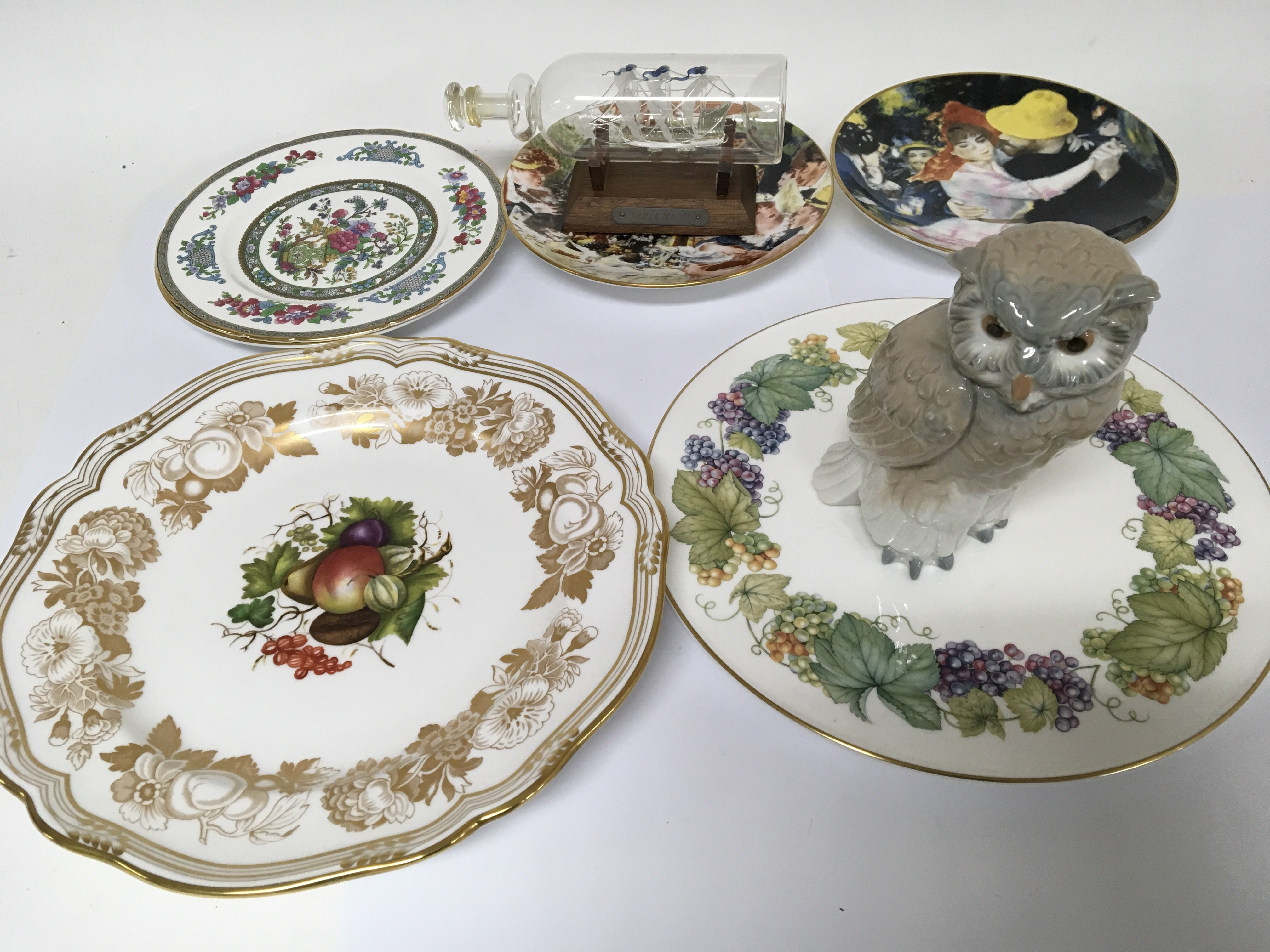 A collection of porcelain comprising a Spode plate