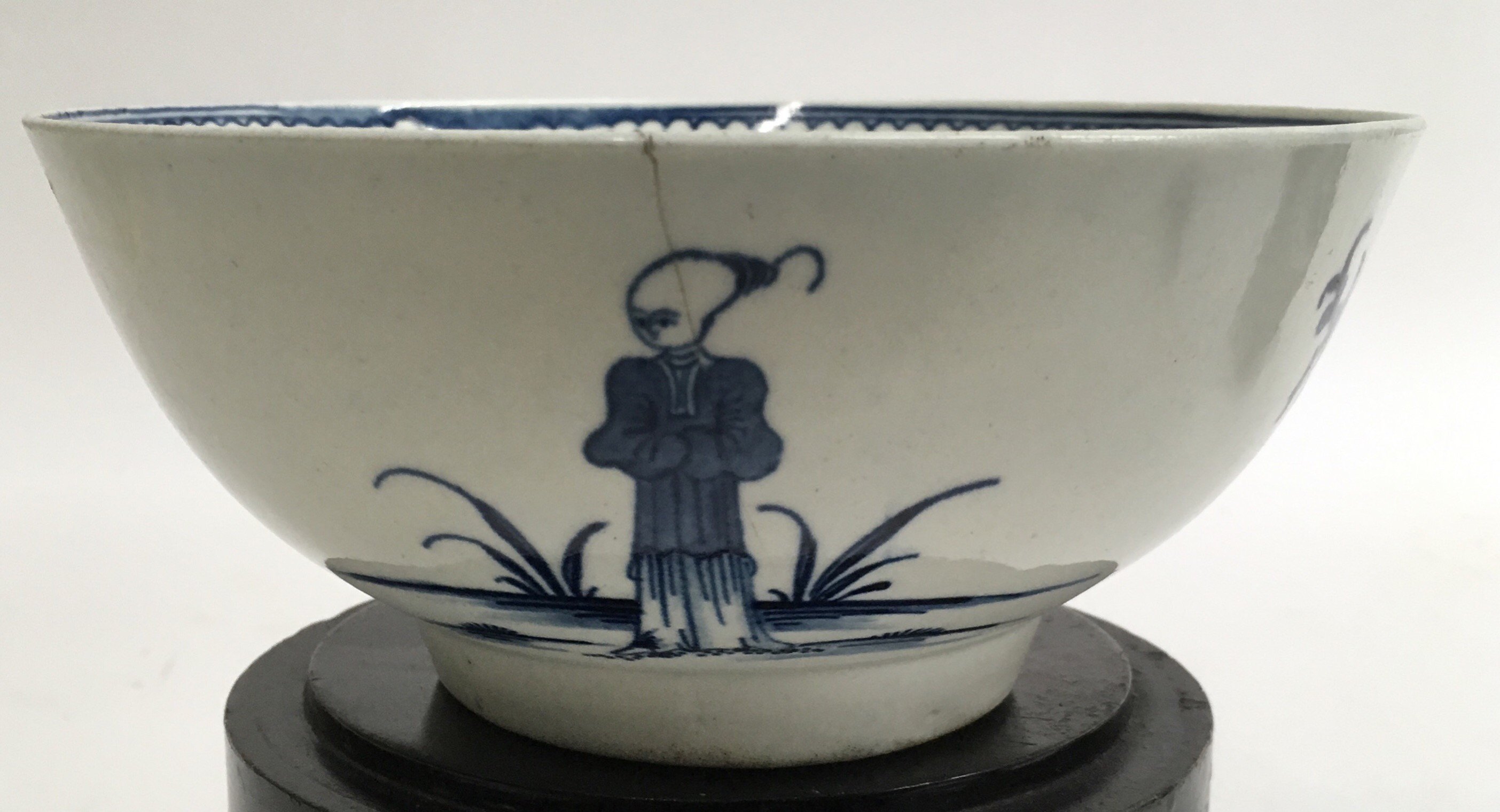 An 18th century Worcester blue and white slop bowl - Image 2 of 3