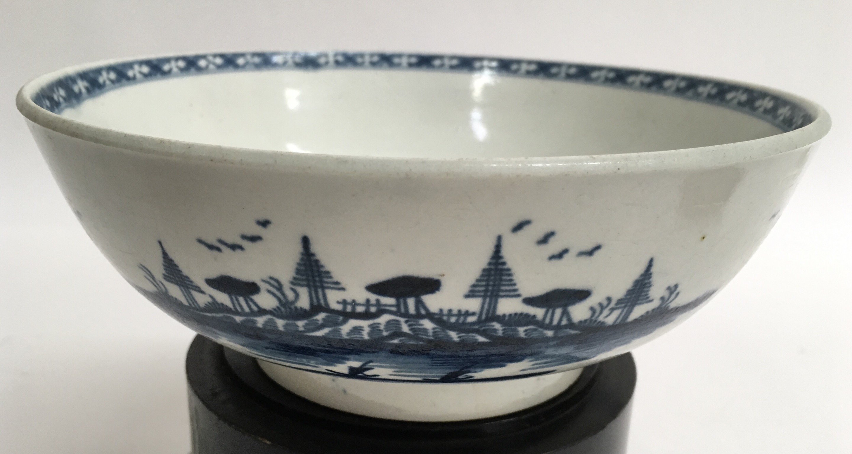 A large Worcester 18th century blue and white porc - Image 2 of 4