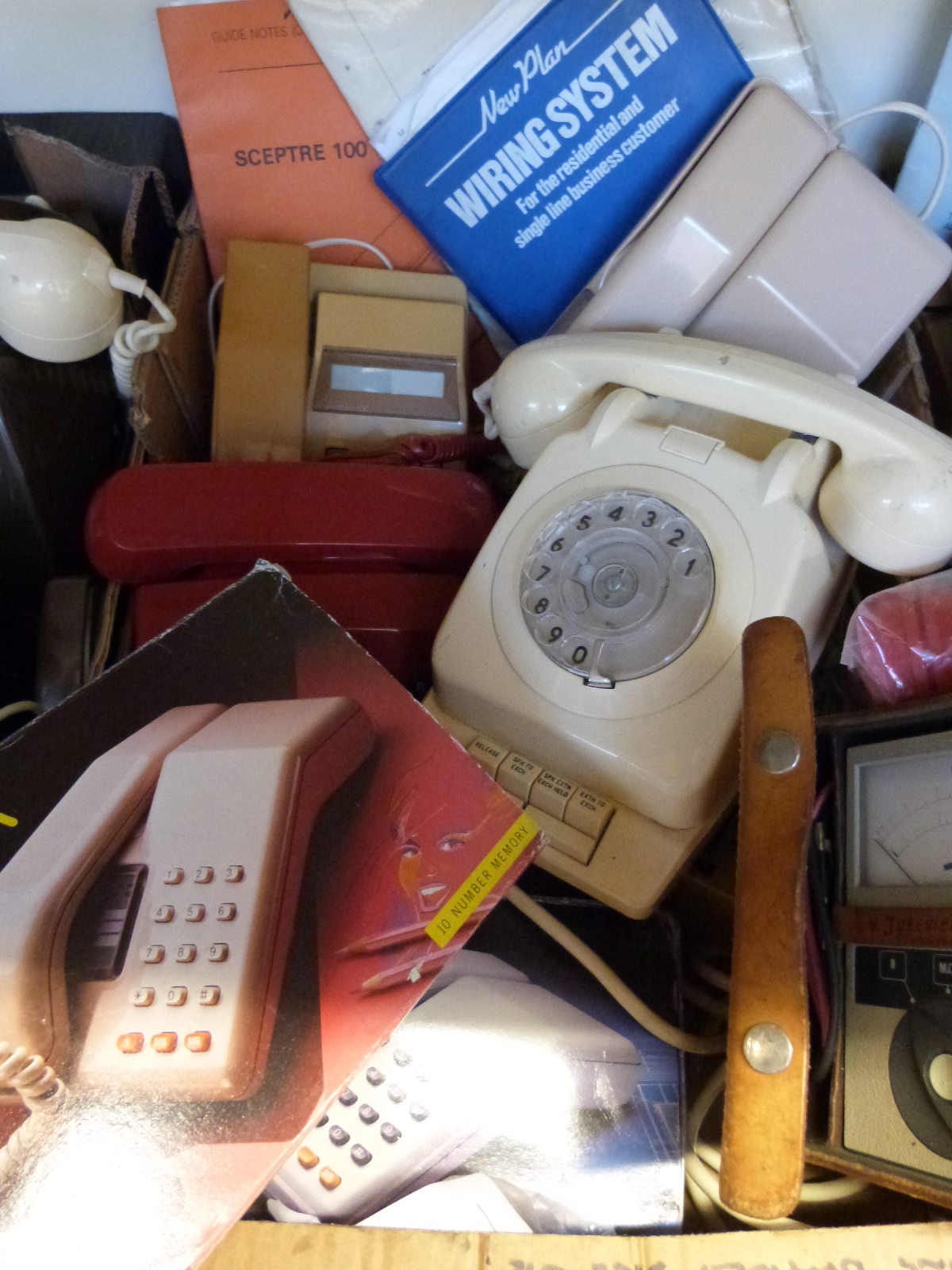 A collection of 14 vintage/retro telephones, - Image 3 of 4