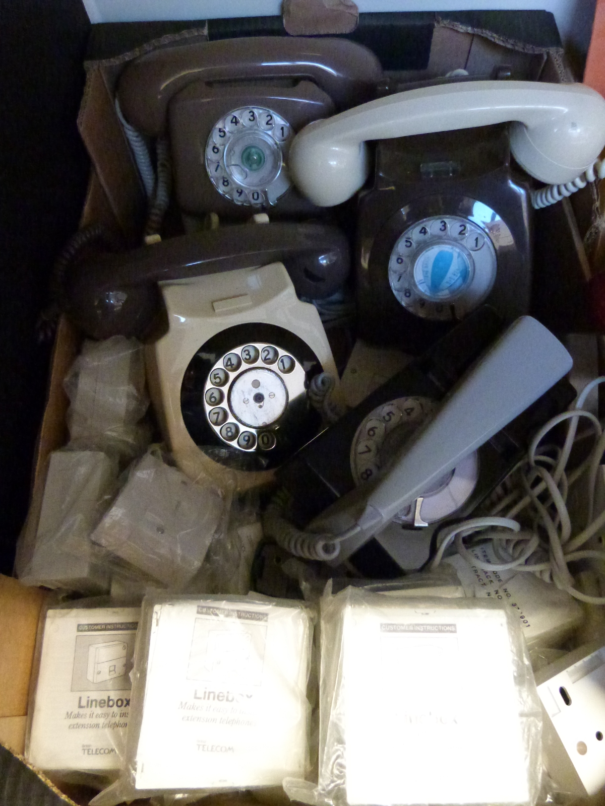 A collection of 14 vintage/retro telephones, - Image 2 of 4