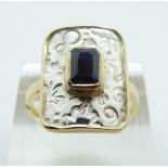 An 18ct bi-coloured gold ring set with an emerald cut sapphire, size R/S, 7.