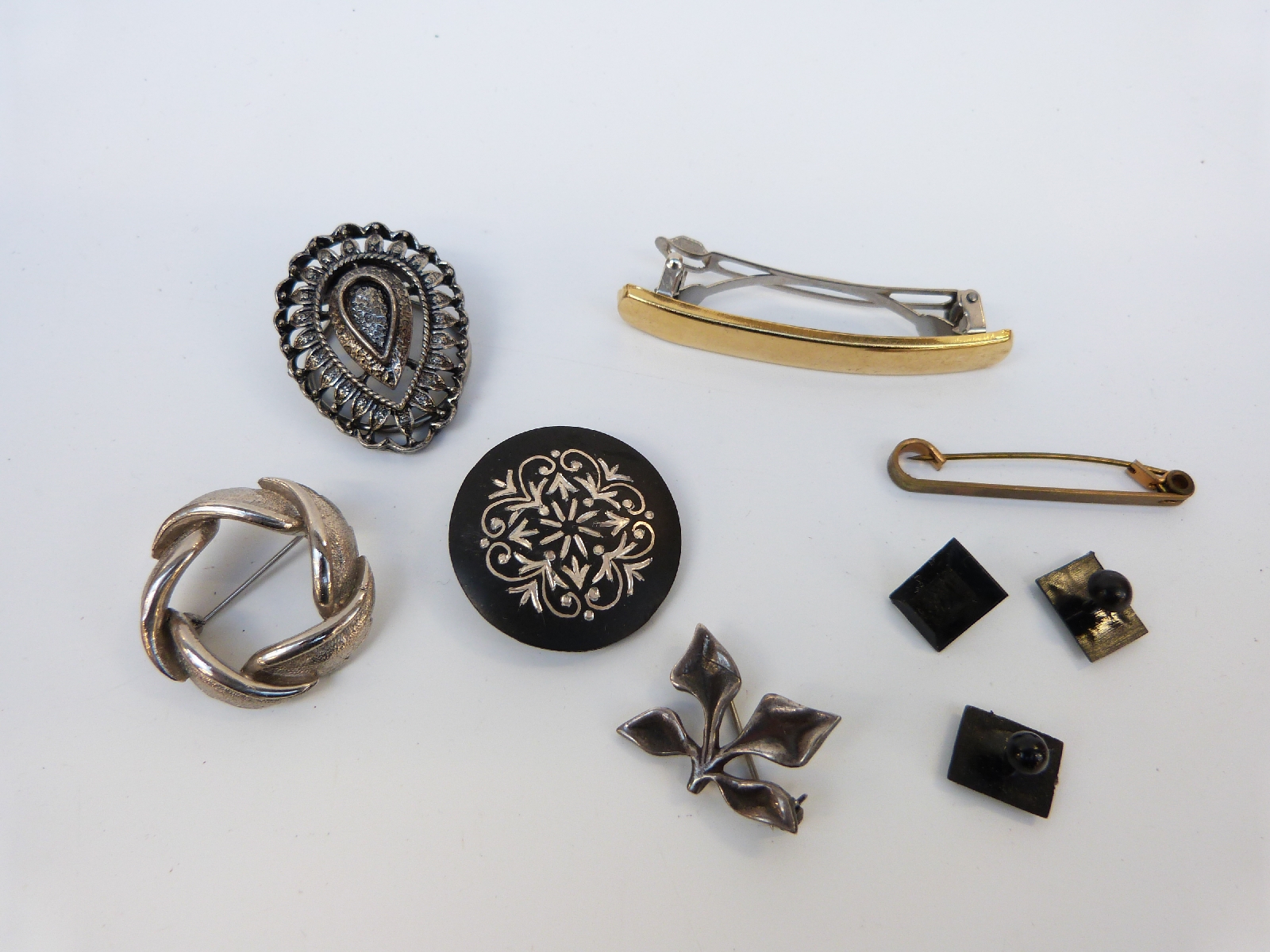 A collection of costume jewellery to include silver filigree brooch, silver spoon, silver brooch, - Image 8 of 12