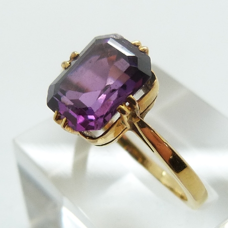 A yellow metal ring set with an emerald cut synthetic purple sapphire, size R/S, 4. - Image 2 of 2