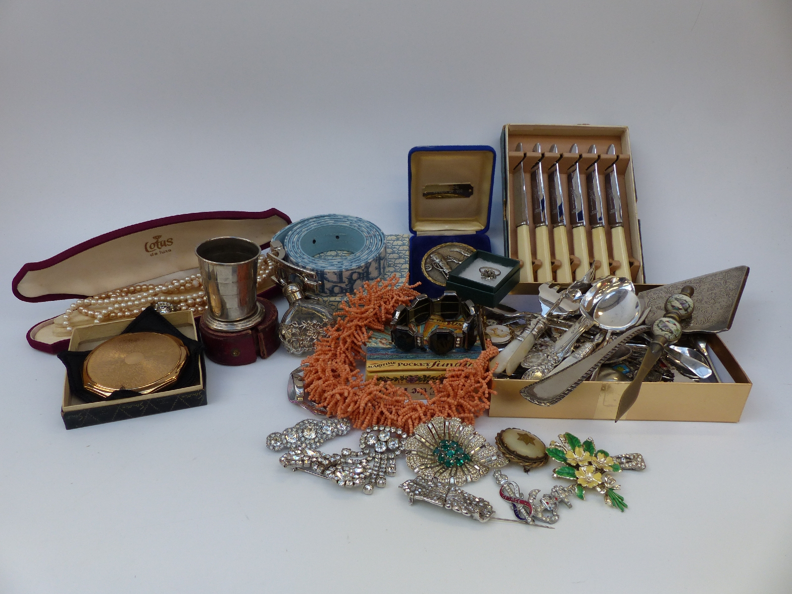 A large collection of costume jewellery including silver plated - Image 7 of 16