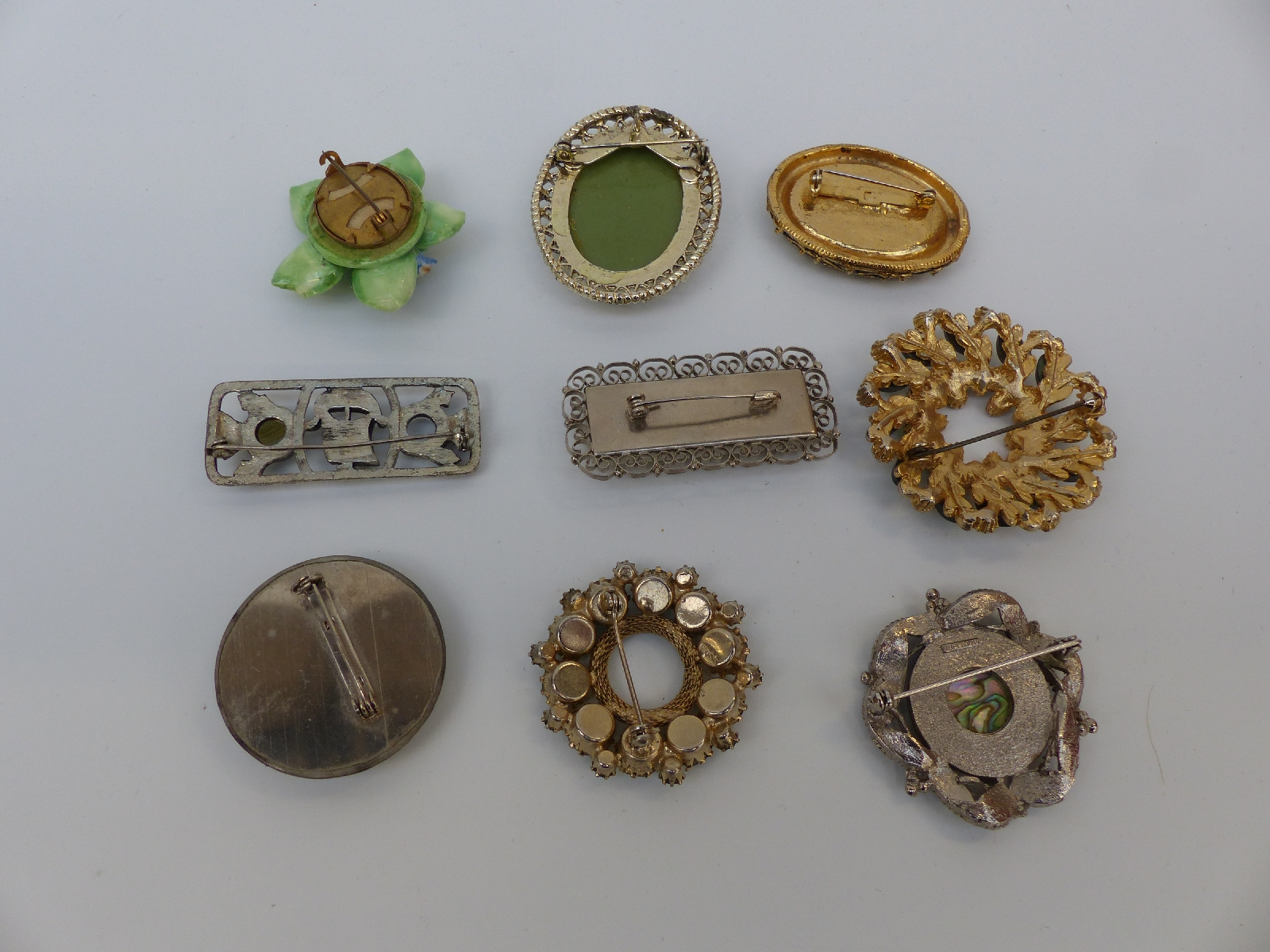 A collection of costume jewellery to include beads, brooches, Weiss bracelet, - Image 17 of 25