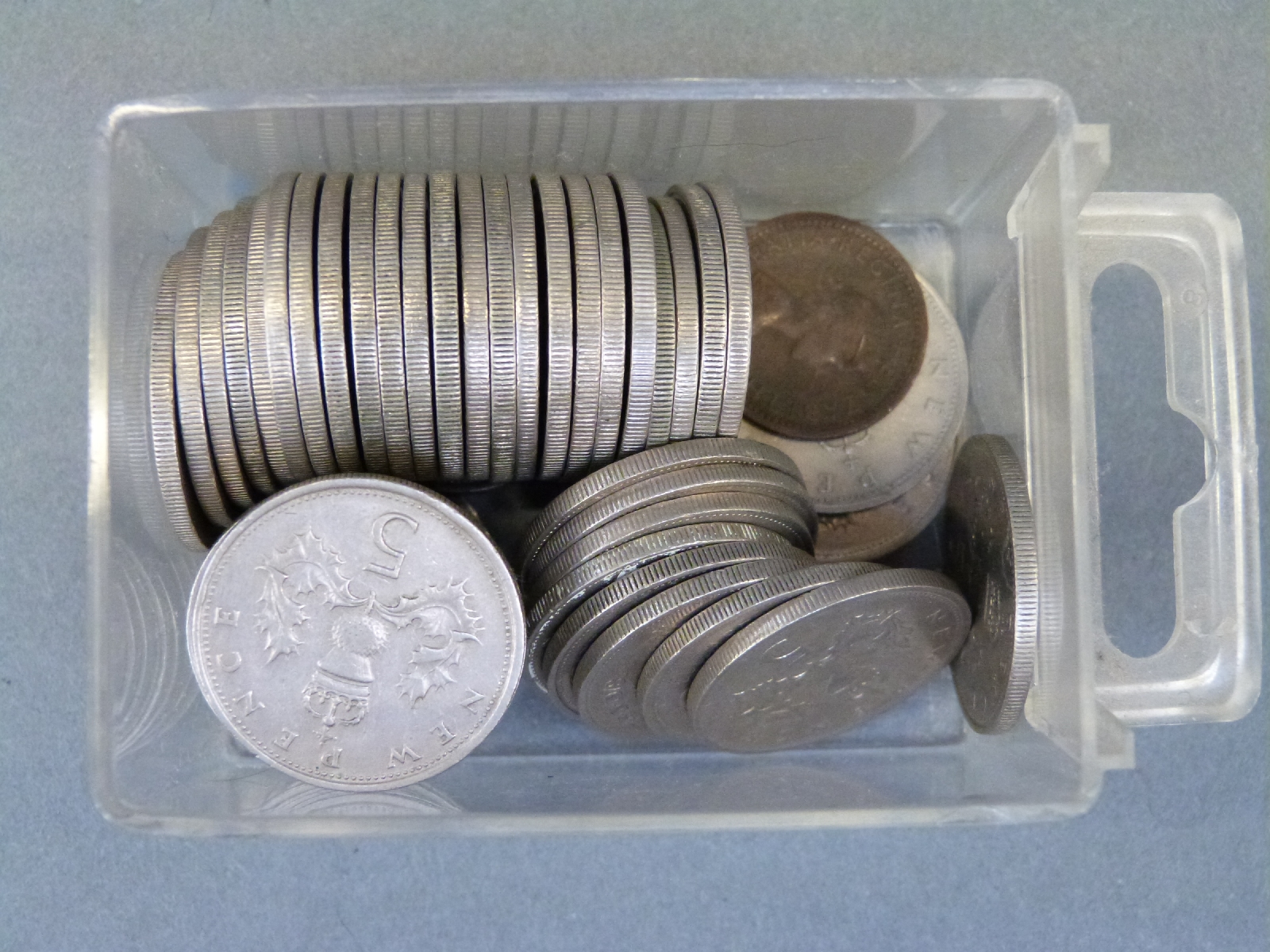An amateur collection of largely UK coinage in a small collector's cabinet, - Bild 12 aus 17