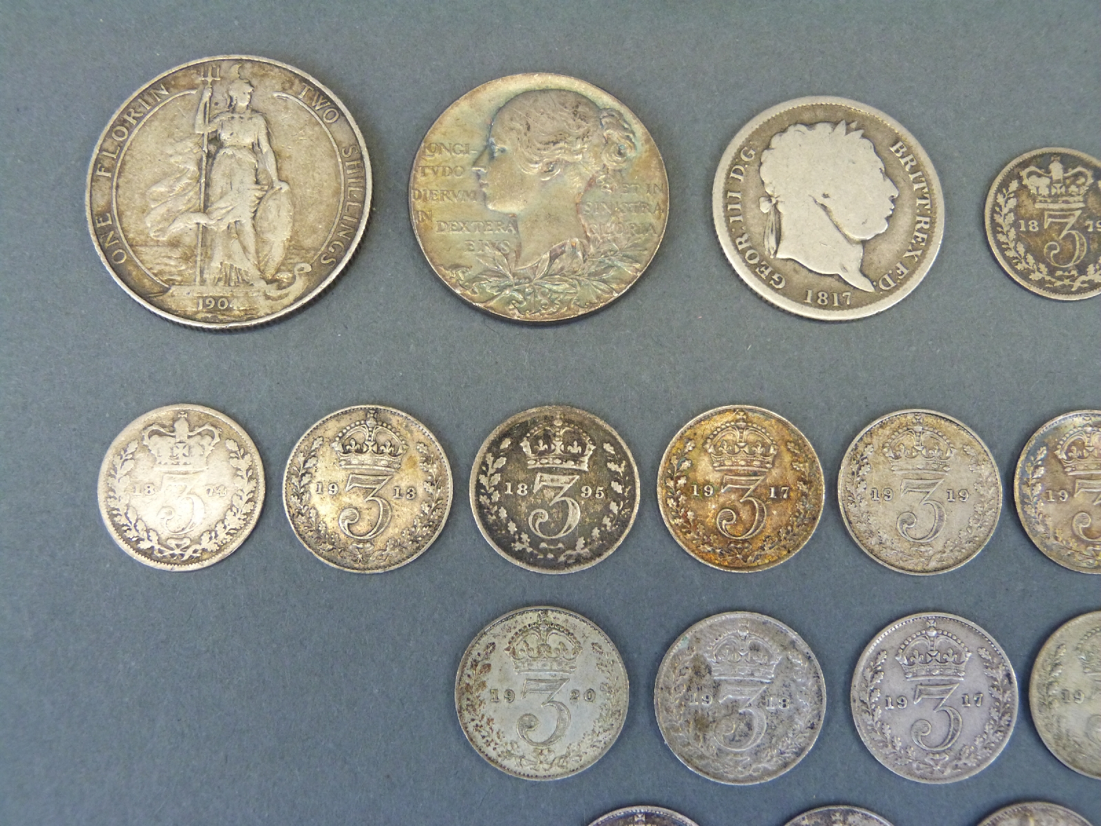 A collection of various silver coins to include Victorian commemorative medal coin, - Bild 5 aus 6