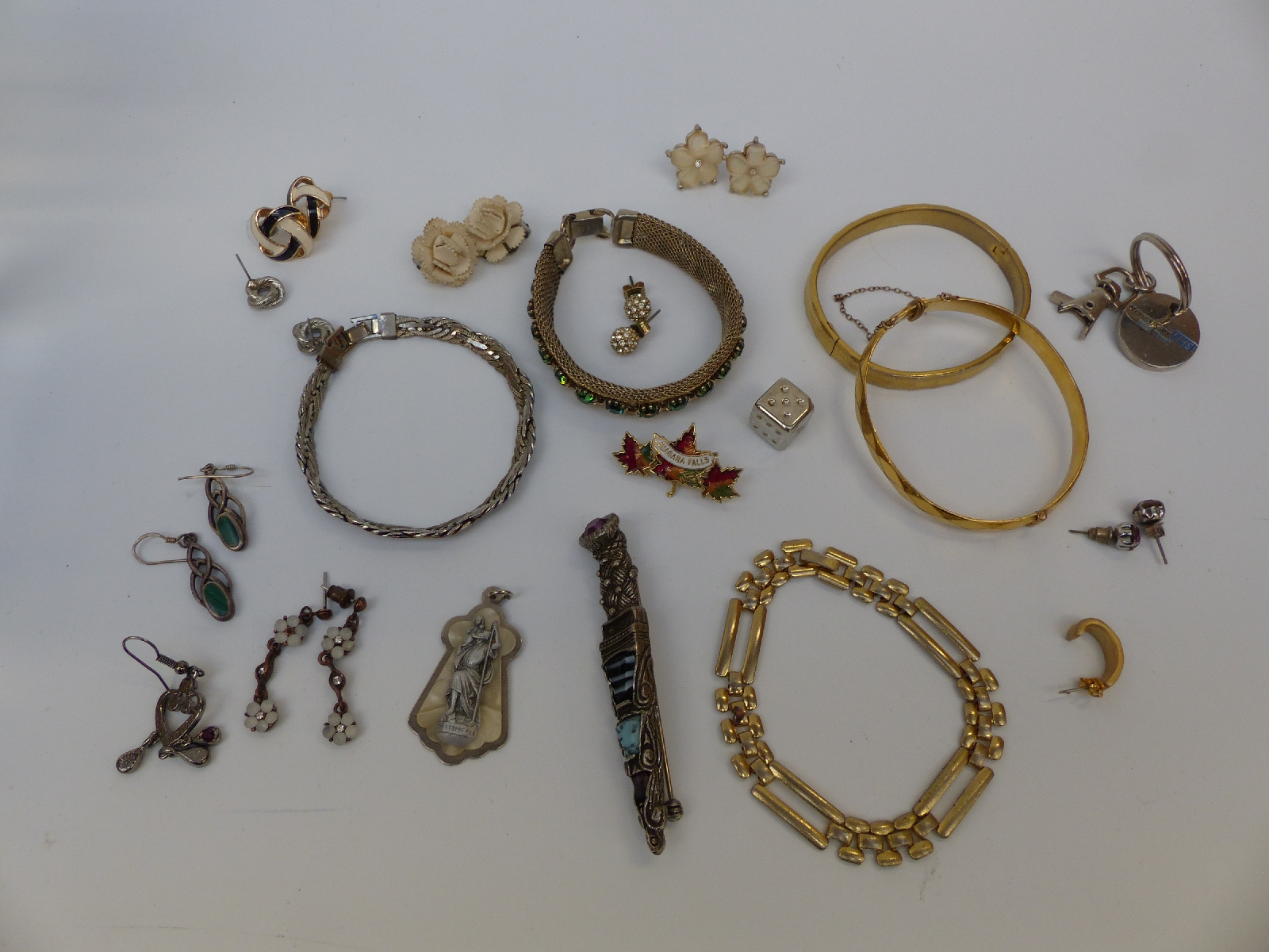 A collection of costume jewellery to include beads, brooches, Weiss bracelet, - Image 23 of 25