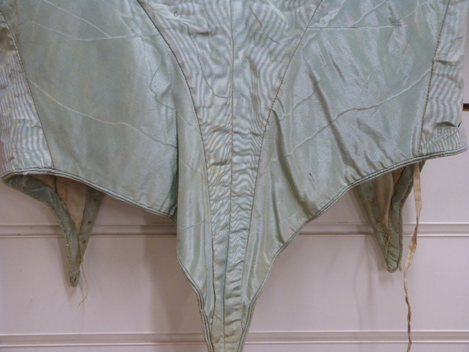 A Victorian silk taffeta boned fitted bodice or top with lace trim - Image 3 of 6