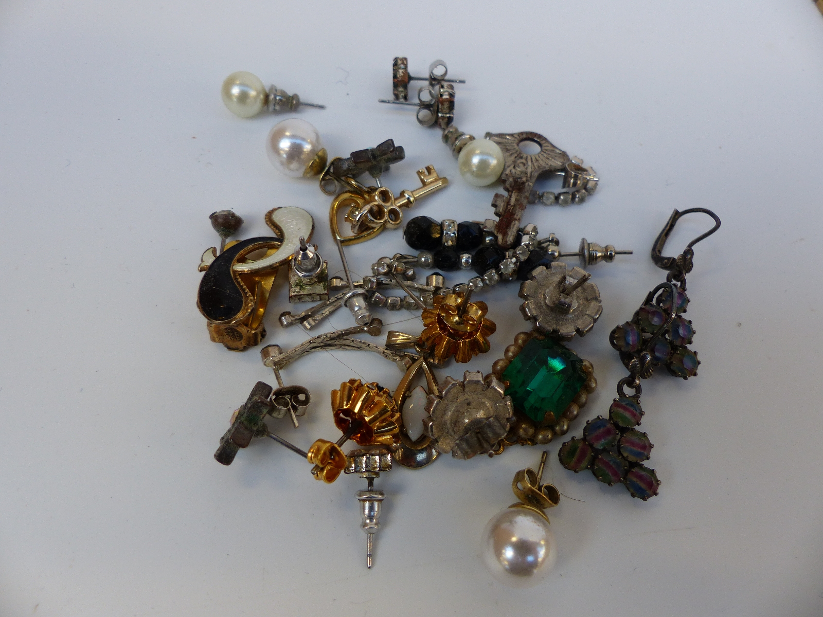 A collection of costume jewellery including rings, brooches including Miracle and Mizpah, - Image 2 of 21