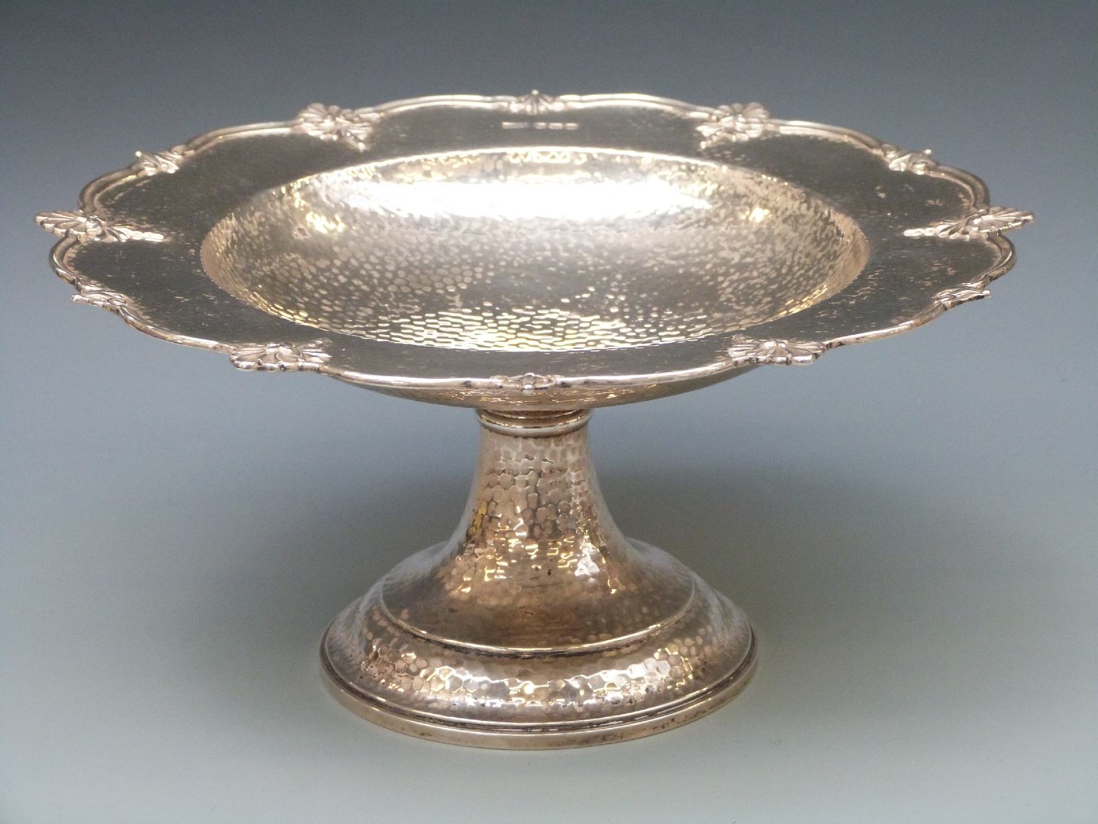A George V Walker & Hall hallmarked silver Arts & Crafts style tazza with hammered decoration,