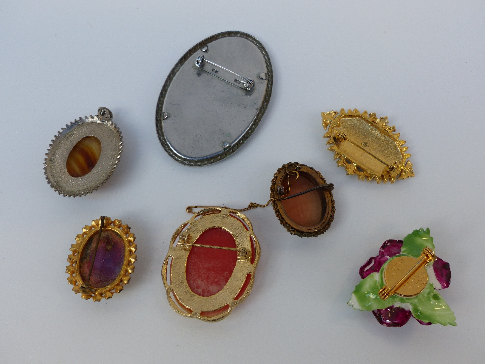 A collection of costume jewellery including rings, brooches including Miracle and Mizpah, - Image 13 of 21