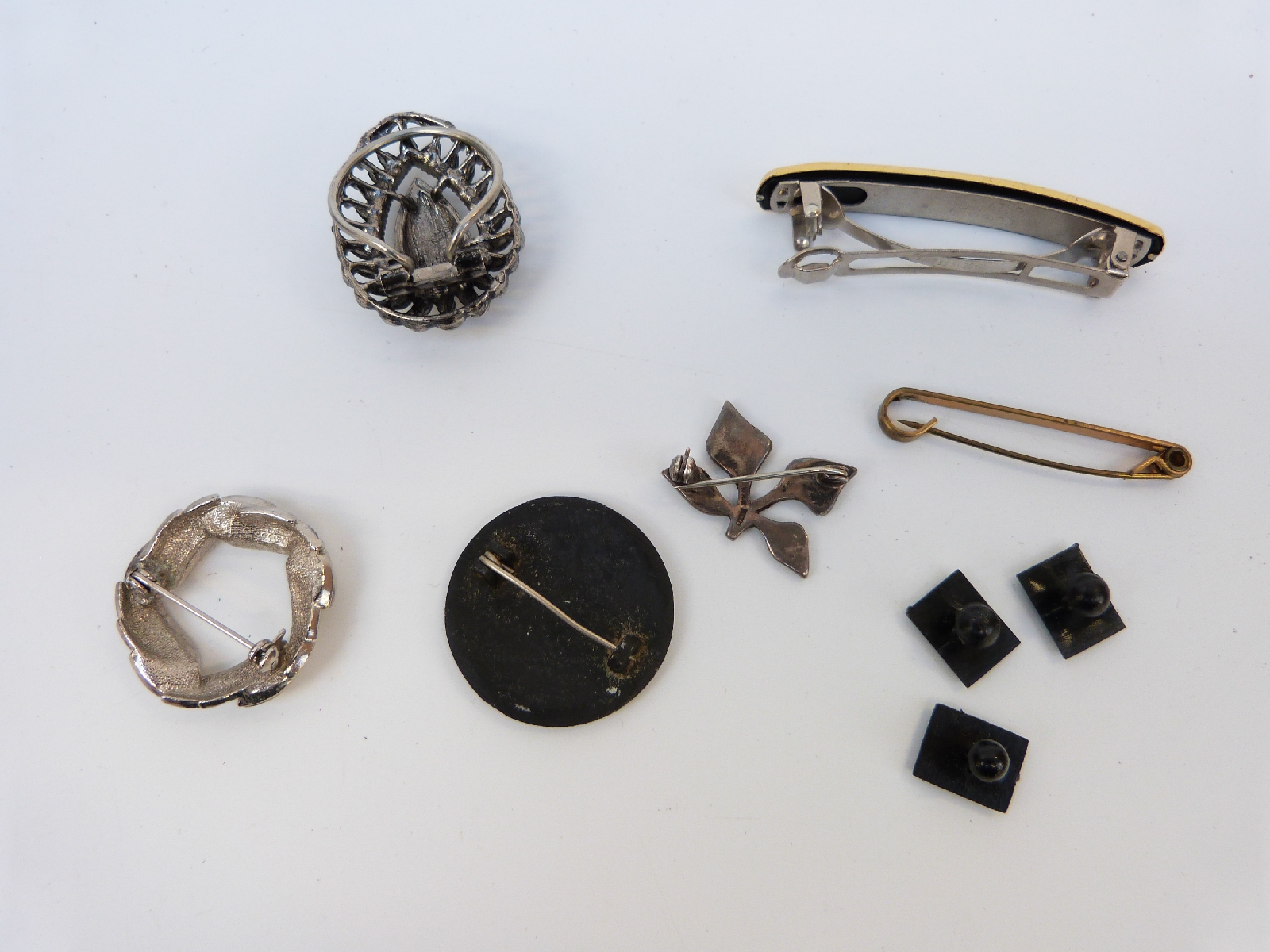 A collection of costume jewellery to include silver filigree brooch, silver spoon, silver brooch, - Image 9 of 12