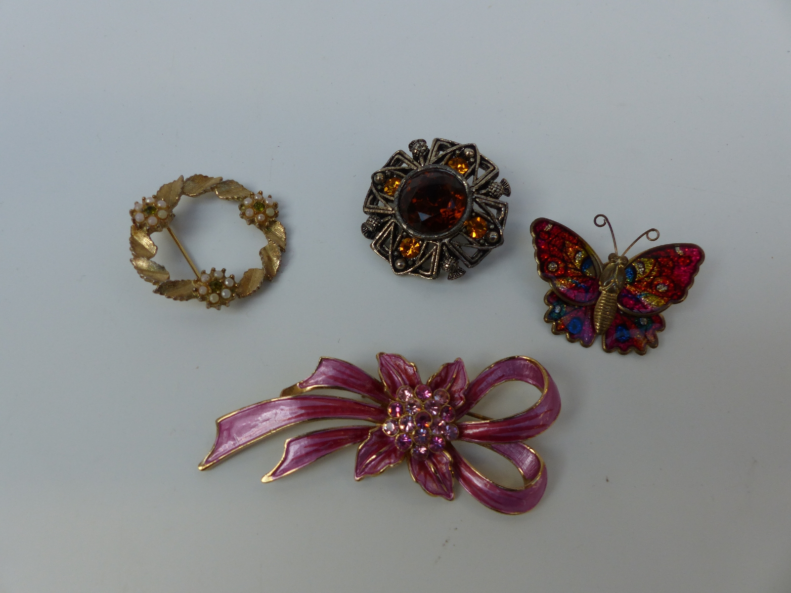 A collection of costume jewellery to include Sarah Coventry bracelets etc - Image 7 of 10